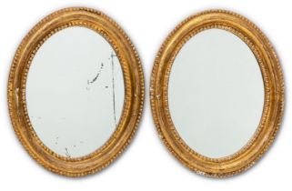 Ein Paar ovale Spiegelrahmen