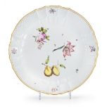 Runde Platte mit Holzschnittblumen und Früchten Meissen, um 1740