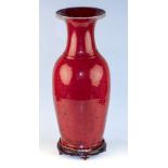 Schlanke Vase mit sog. Ochsenblutglasur China