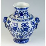 Bauchige Vase mit erhabenen ringtragenden Fabeltierköpfen China