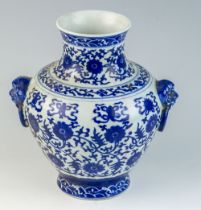 Bauchige Vase mit erhabenen ringtragenden Fabeltierköpfen China