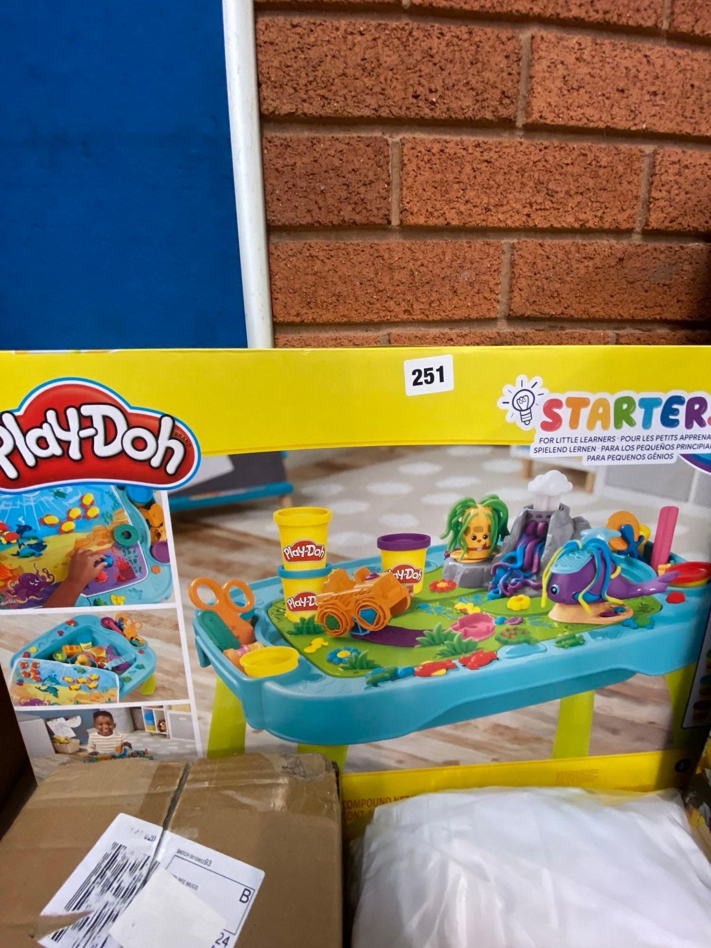 RRP £44.99 - Play-Doh Creativity Table LE5796 - Image 2 of 2