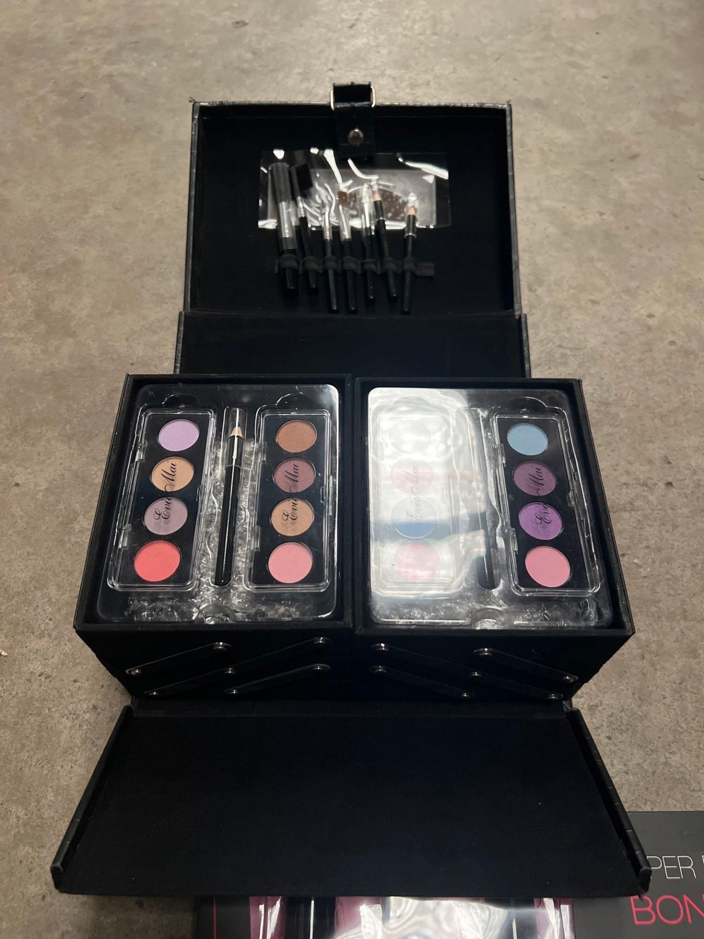 Makeup set with vanity case. - Image 2 of 2