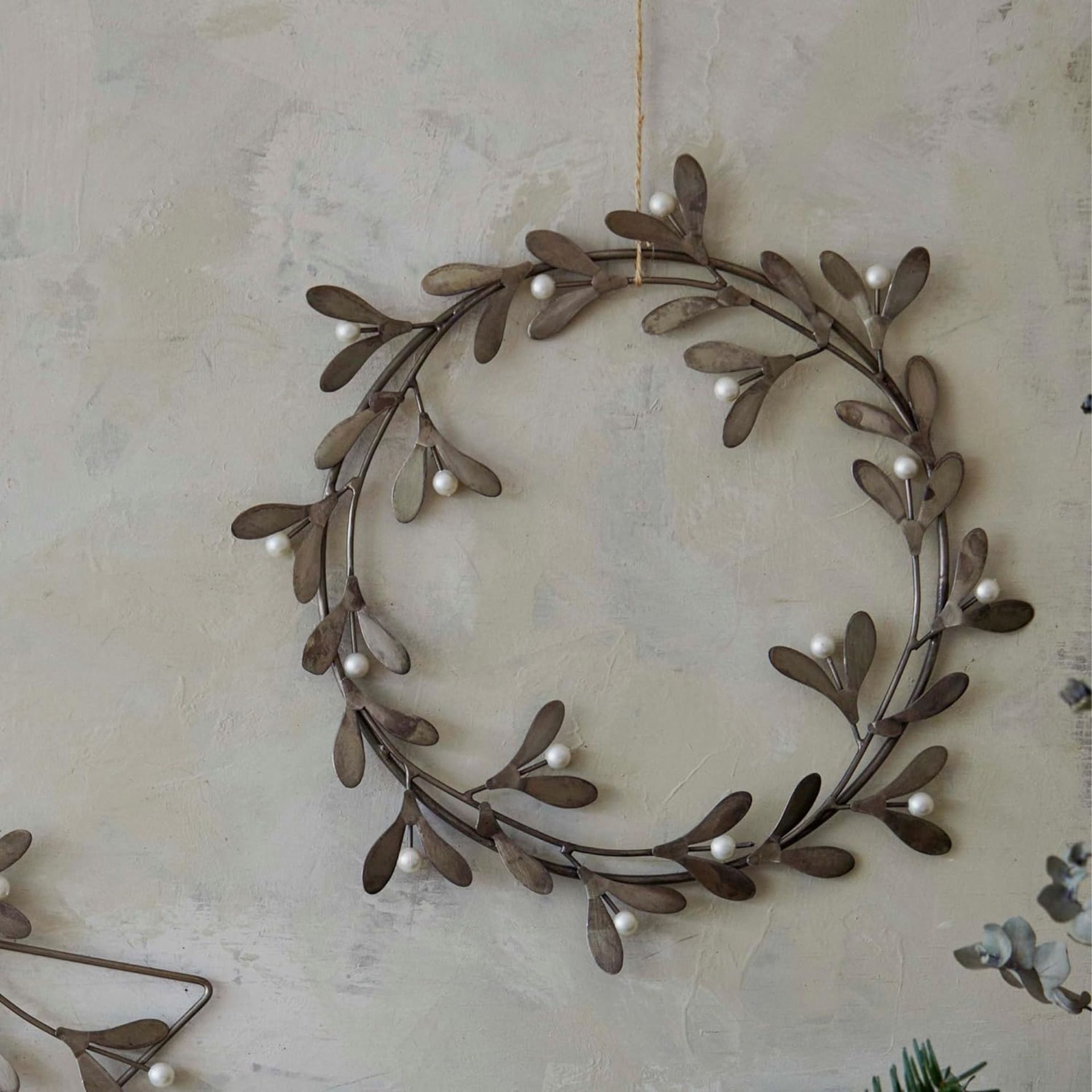 RRP £29 - Ivyline Galvanised Mistletoe Wreath MW1088 01