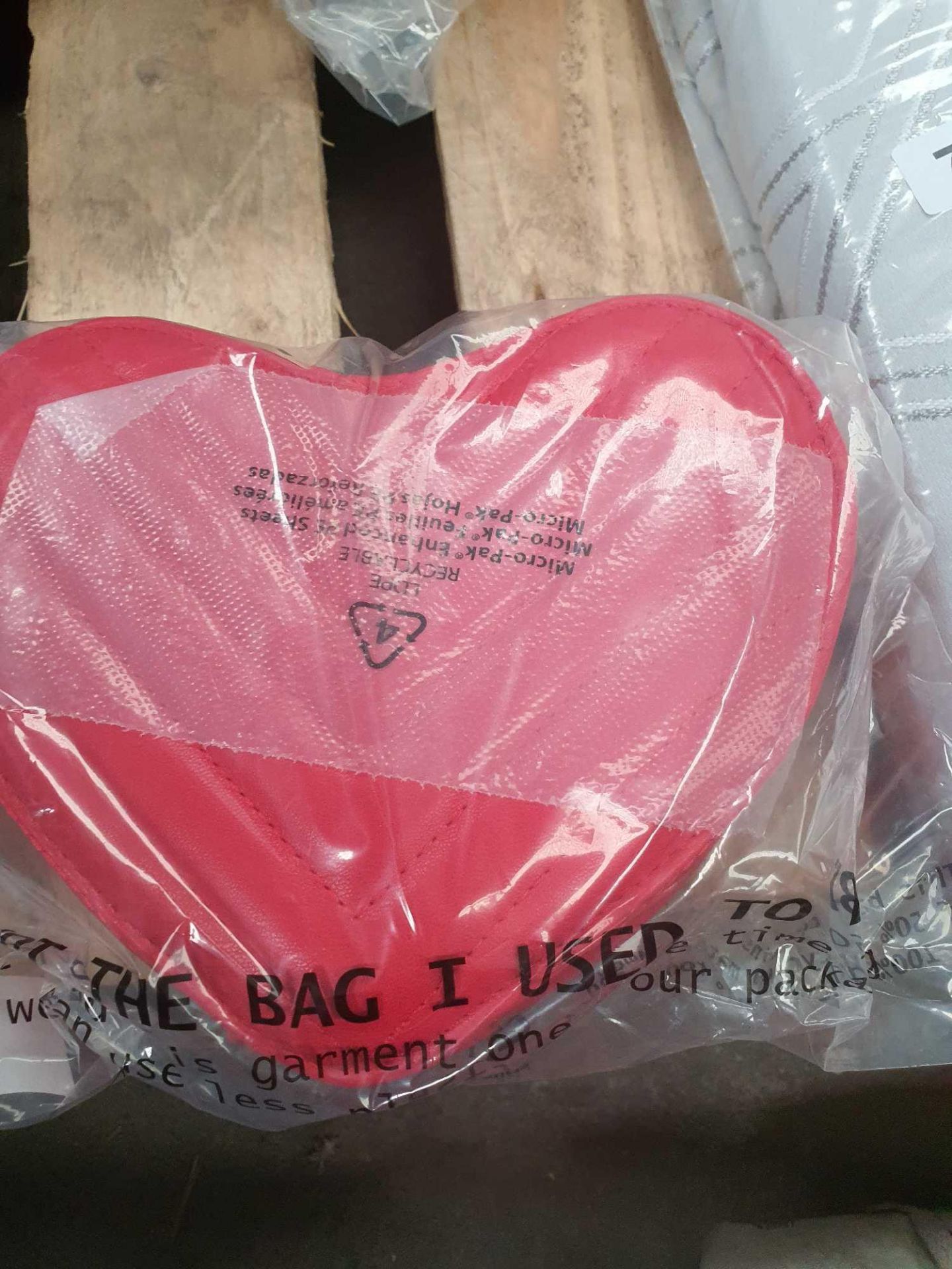 RRP £34.00 - HEART BAG RED ONE SIZE OE848 - Image 3 of 3