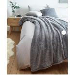 RRP £10.00 - Cuddle Fleece Throw