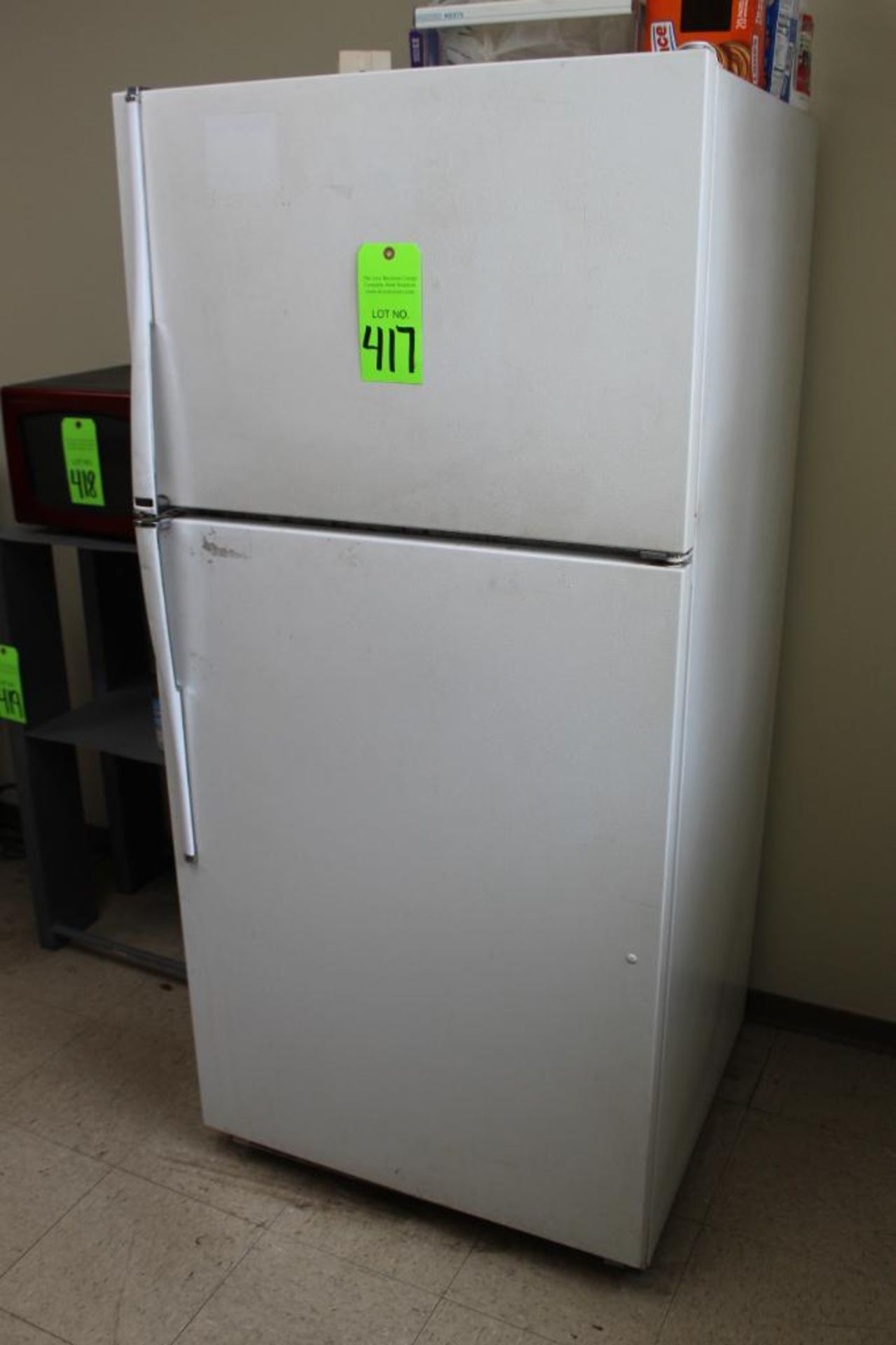 RCA No-Frost 18.2 Cubic ft Refrigerator/Freezer Model MTX18EA - Image 2 of 3