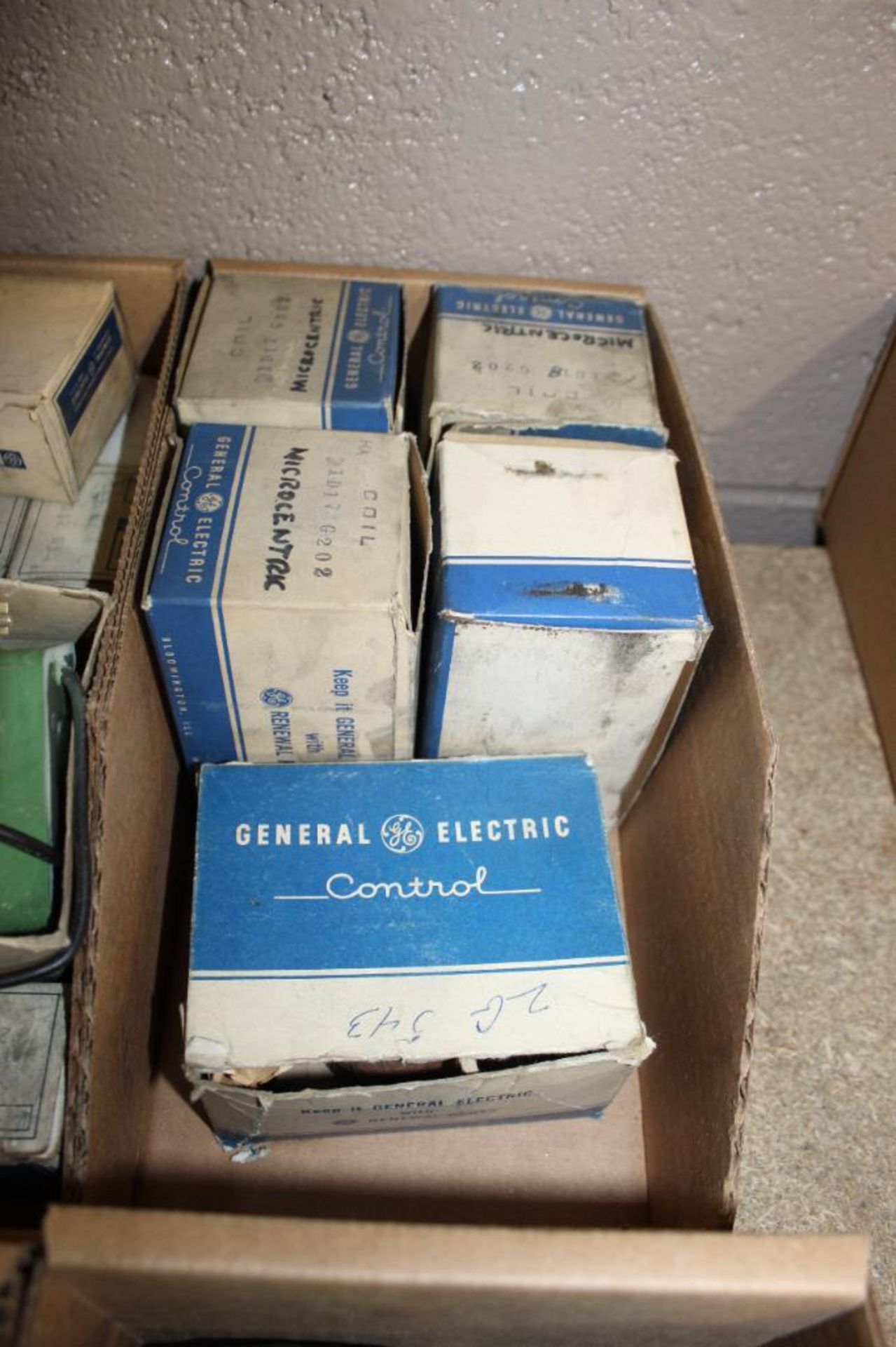 Lot of (4) Boxes Assorted General Electric Controls and (5) G.E. Microcentric Coils 1P17 G202 - Image 5 of 8