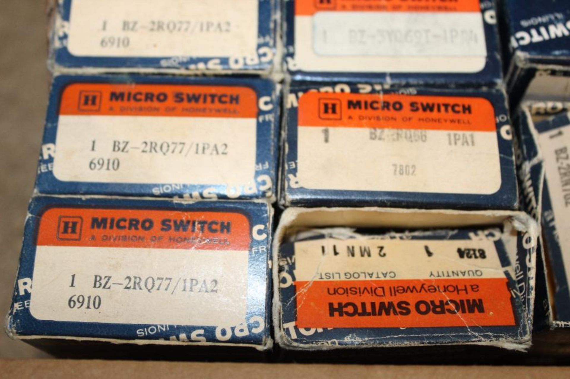 Lot of (2) Boxes Assorted Limit Switches and Honeywell Microswitches - Image 4 of 7