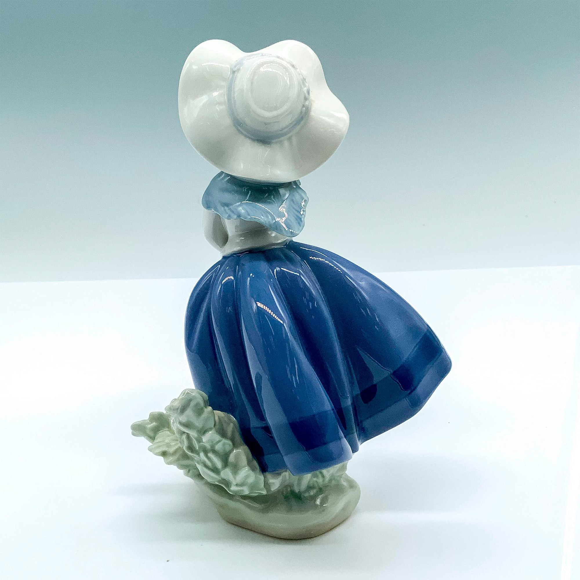 Pretty Pickings 1005222 - Lladro Porcelain Figurine - Image 4 of 5