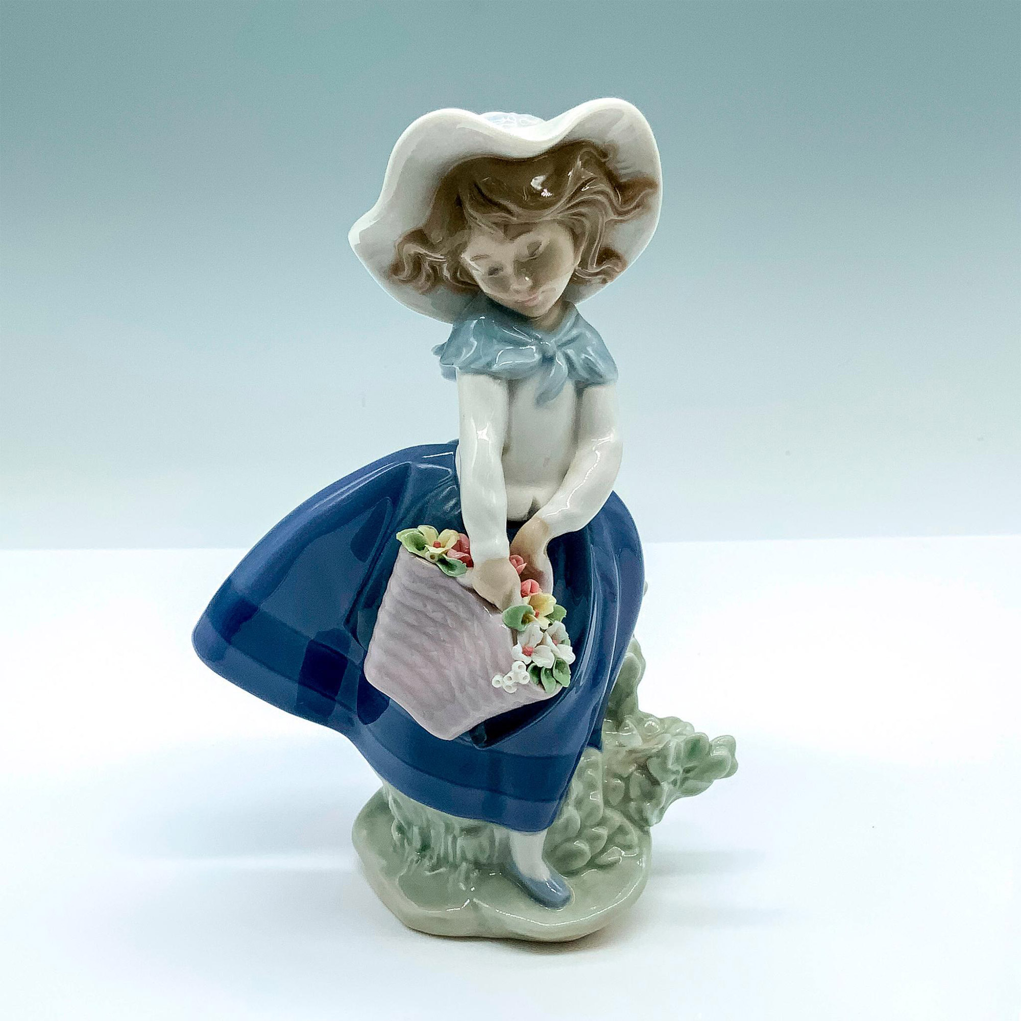 Pretty Pickings 1005222 - Lladro Porcelain Figurine