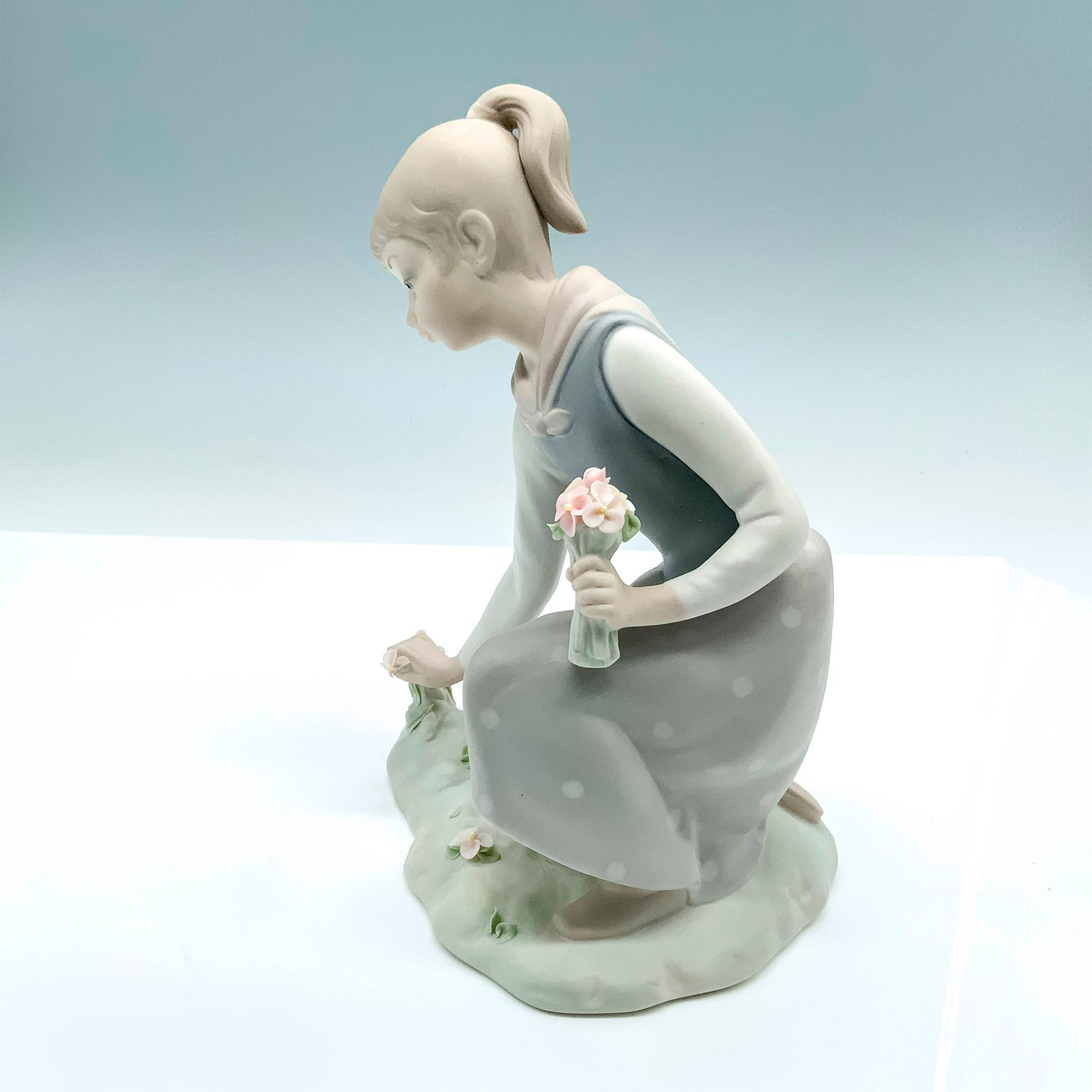 Girl With Flowers 1011172 - Lladro Porcelain Figurine - Image 2 of 5