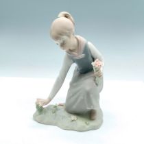 Girl With Flowers 1011172 - Lladro Porcelain Figurine