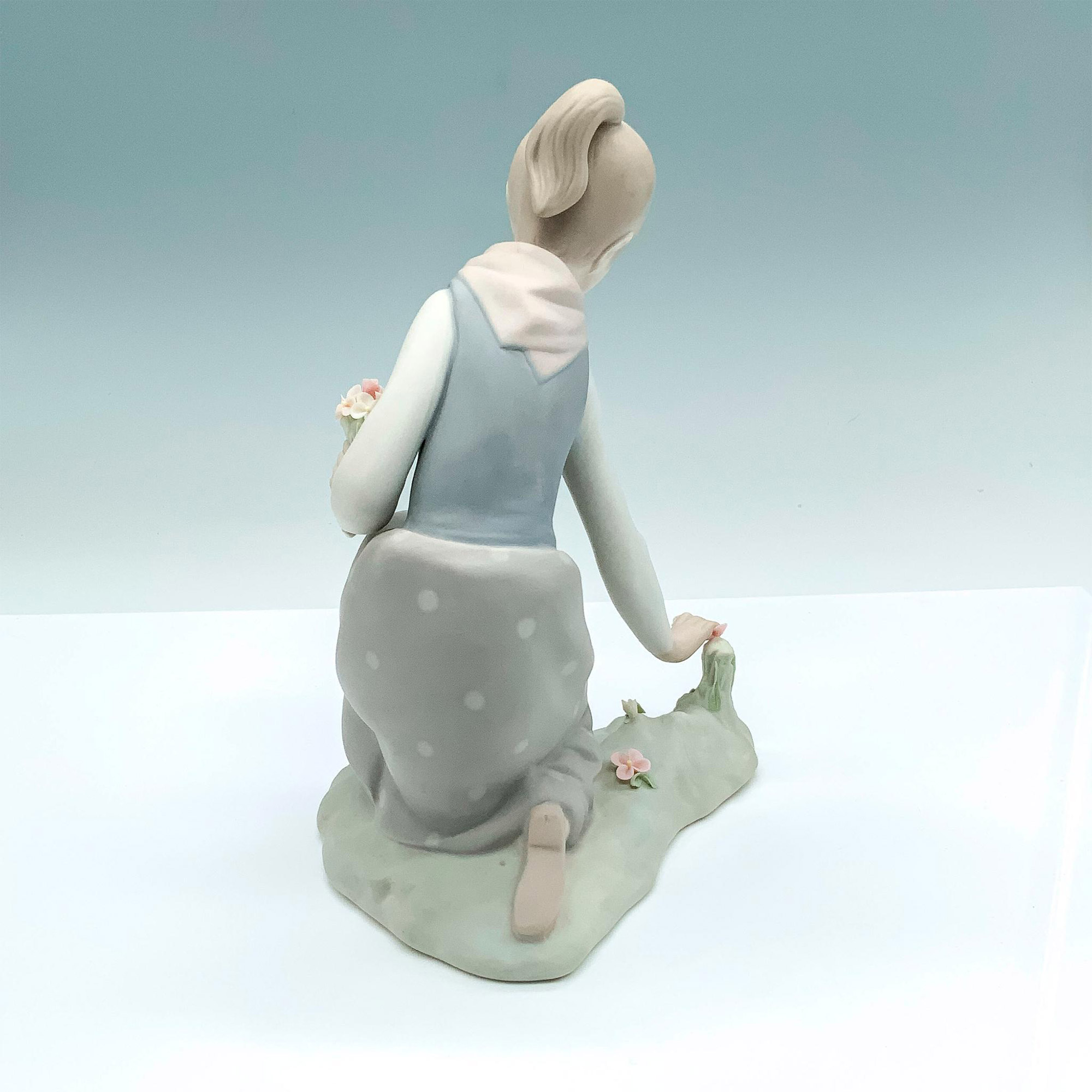 Girl With Flowers 1011172 - Lladro Porcelain Figurine - Image 4 of 5