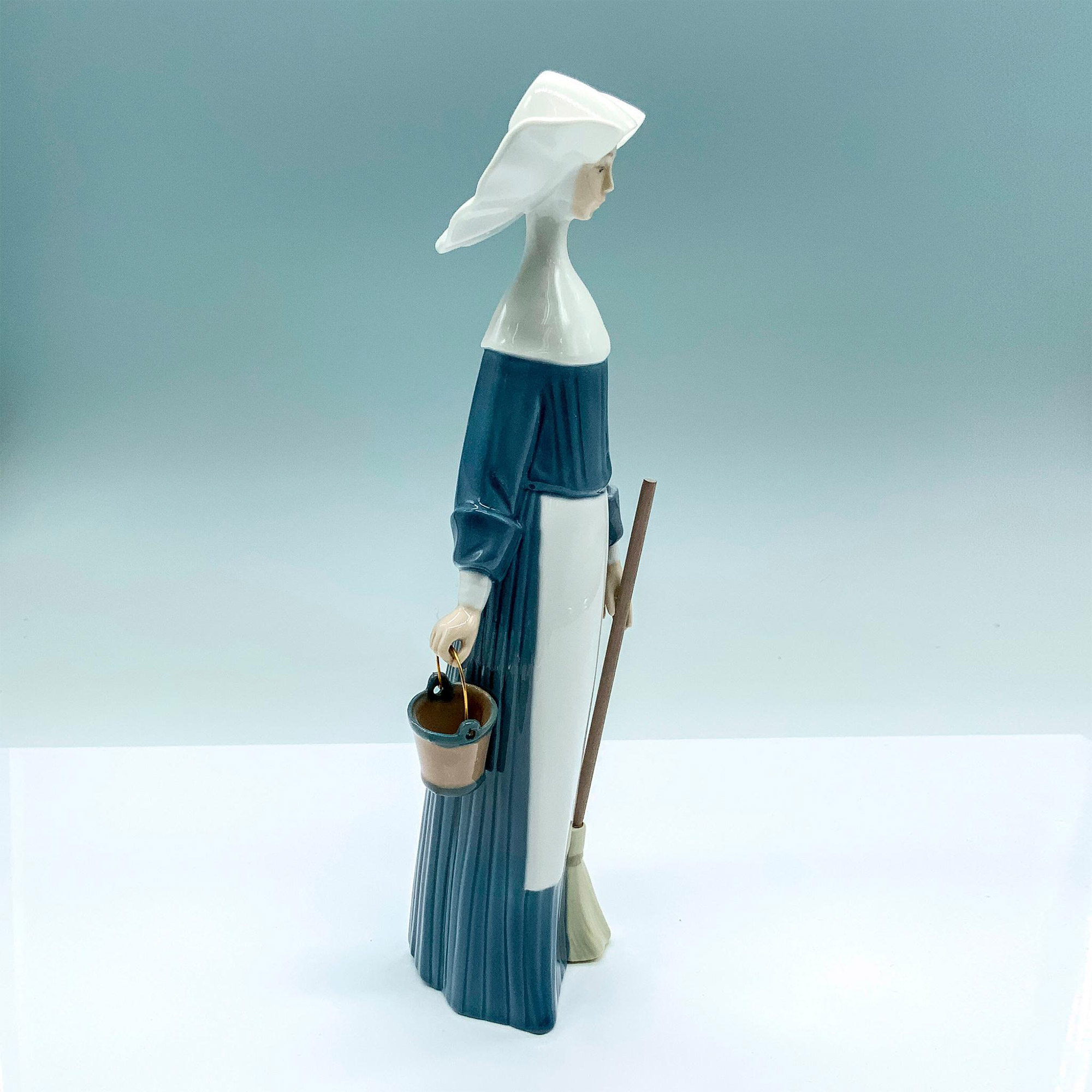 Morning Chores (Blue) 1005552 - Lladro Porcelain Figurine - Image 4 of 5