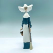 Morning Chores (Blue) 1005552 - Lladro Porcelain Figurine