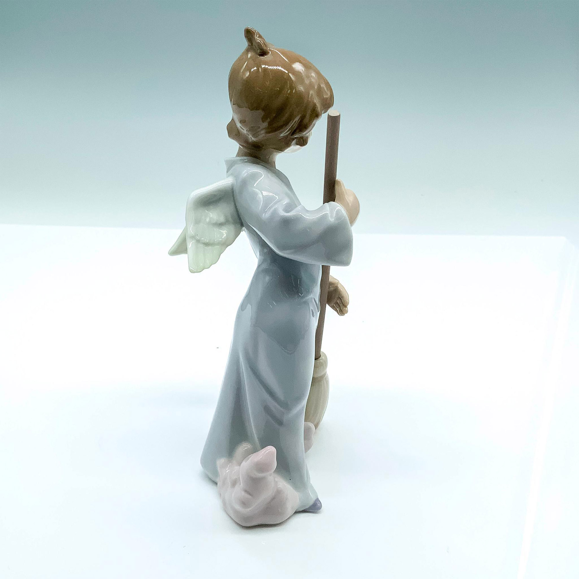 Sweep Away The Clouds 1005726 - Lladro Porcelain Figurine - Image 4 of 5