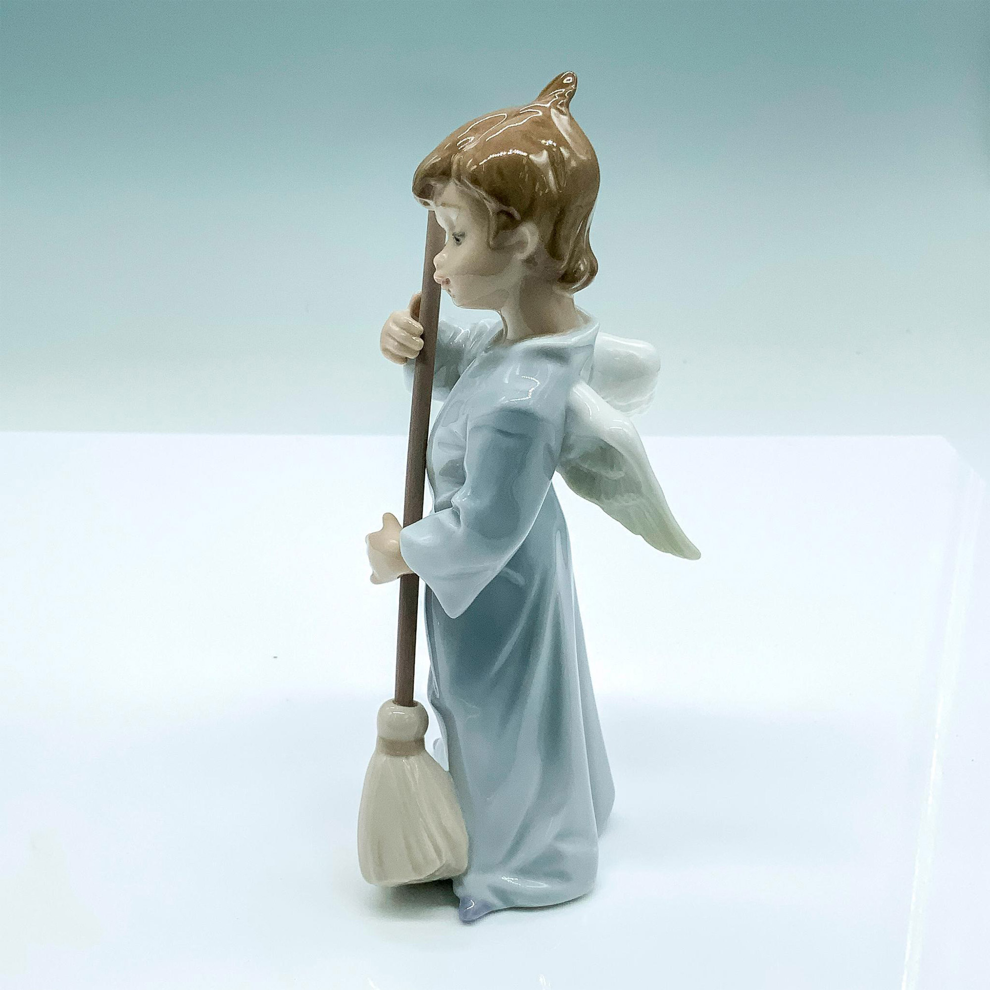 Sweep Away The Clouds 1005726 - Lladro Porcelain Figurine - Image 3 of 5