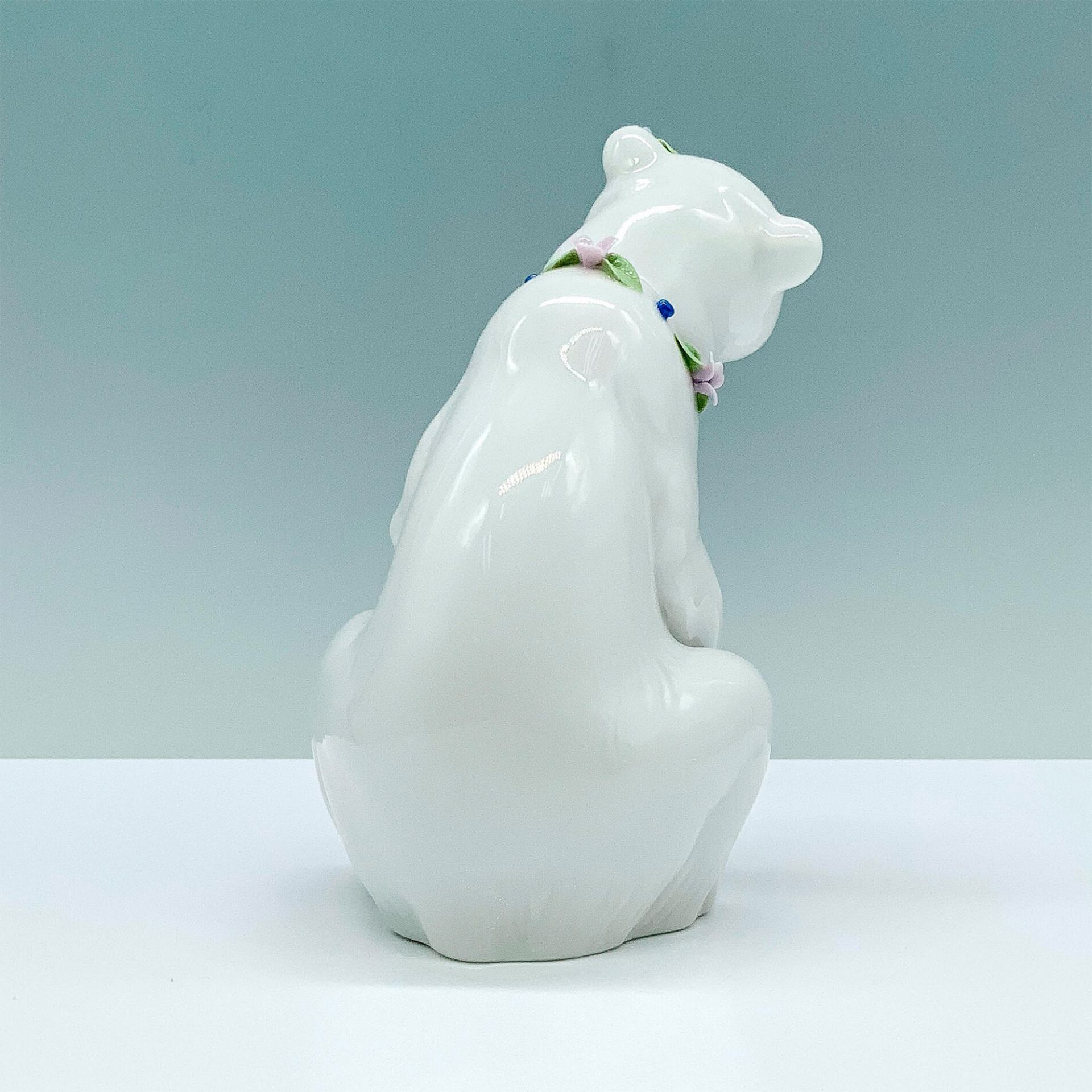 Polar Bear Resting With Flowers 1006355 - Lladro Porcelain Figurine - Image 2 of 3