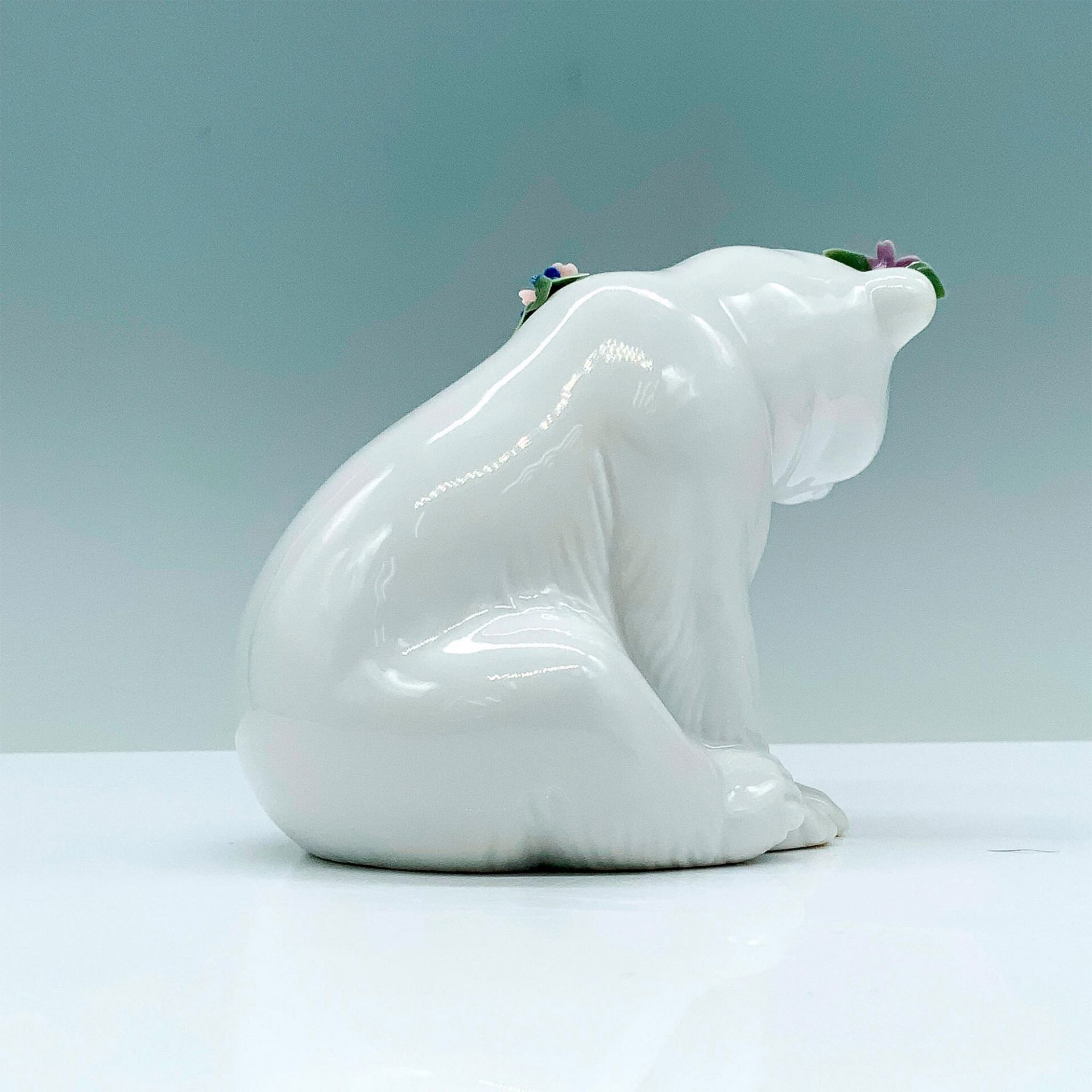 Polar Bear Seated With Flowers 1006356 - Lladro Porcelain Figurine - Image 2 of 3