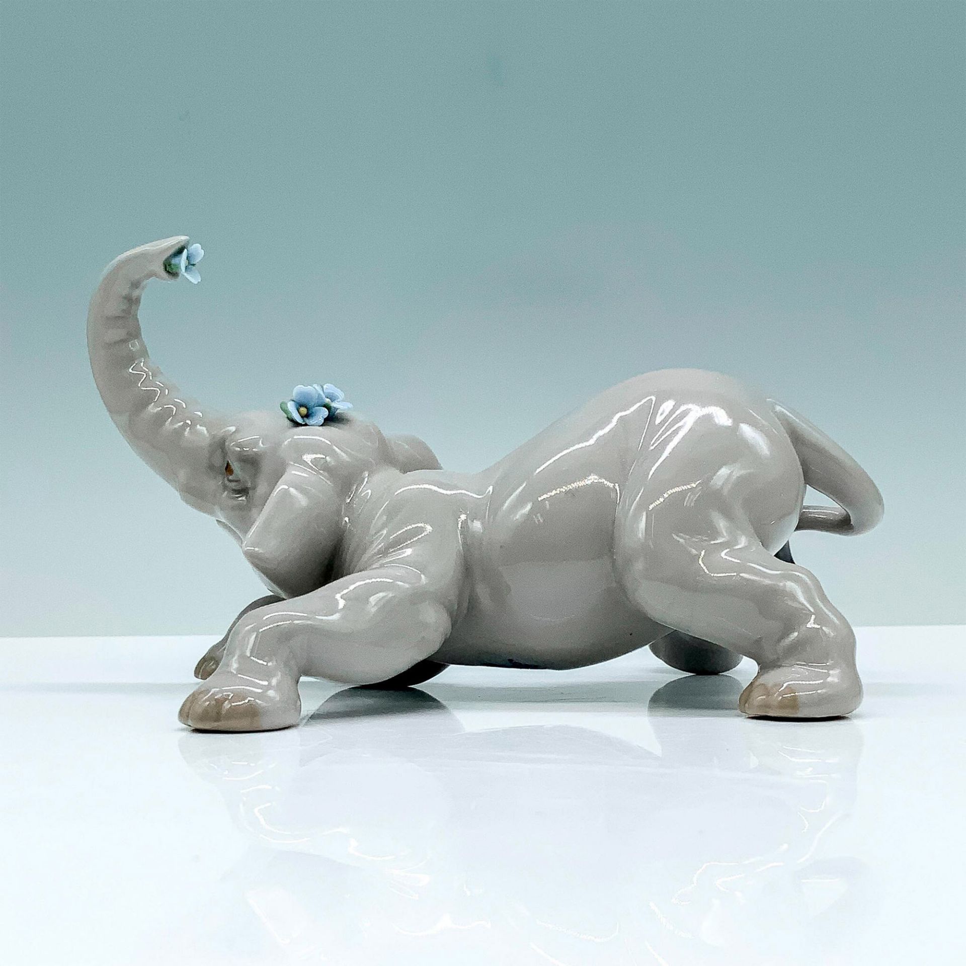 Baby Elephant With Blue Flower 1008490 - Lladro Porcelain Figurine - Image 2 of 3
