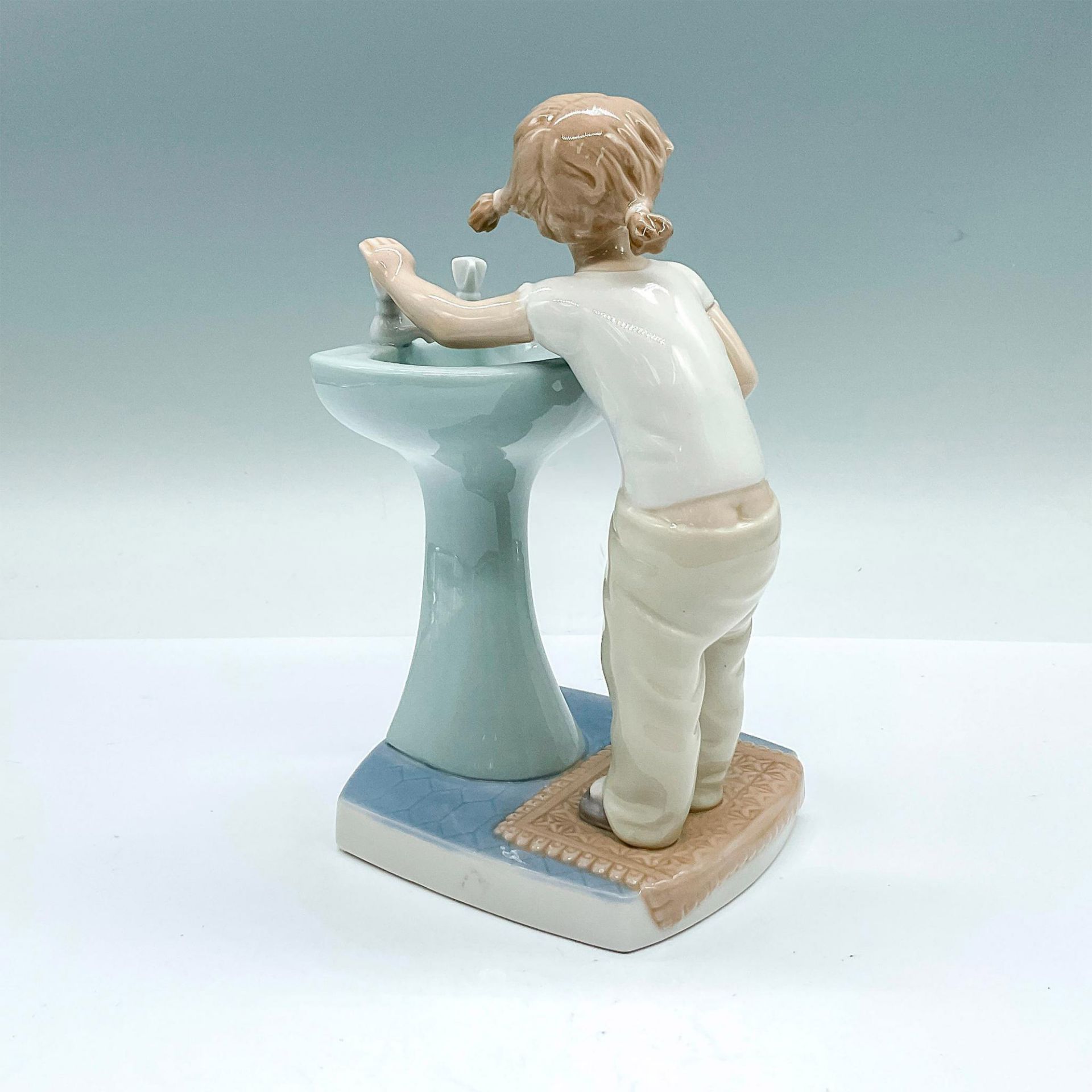 Clean Up Time 1004838 - Lladro Porcelain Figurine - Image 2 of 3