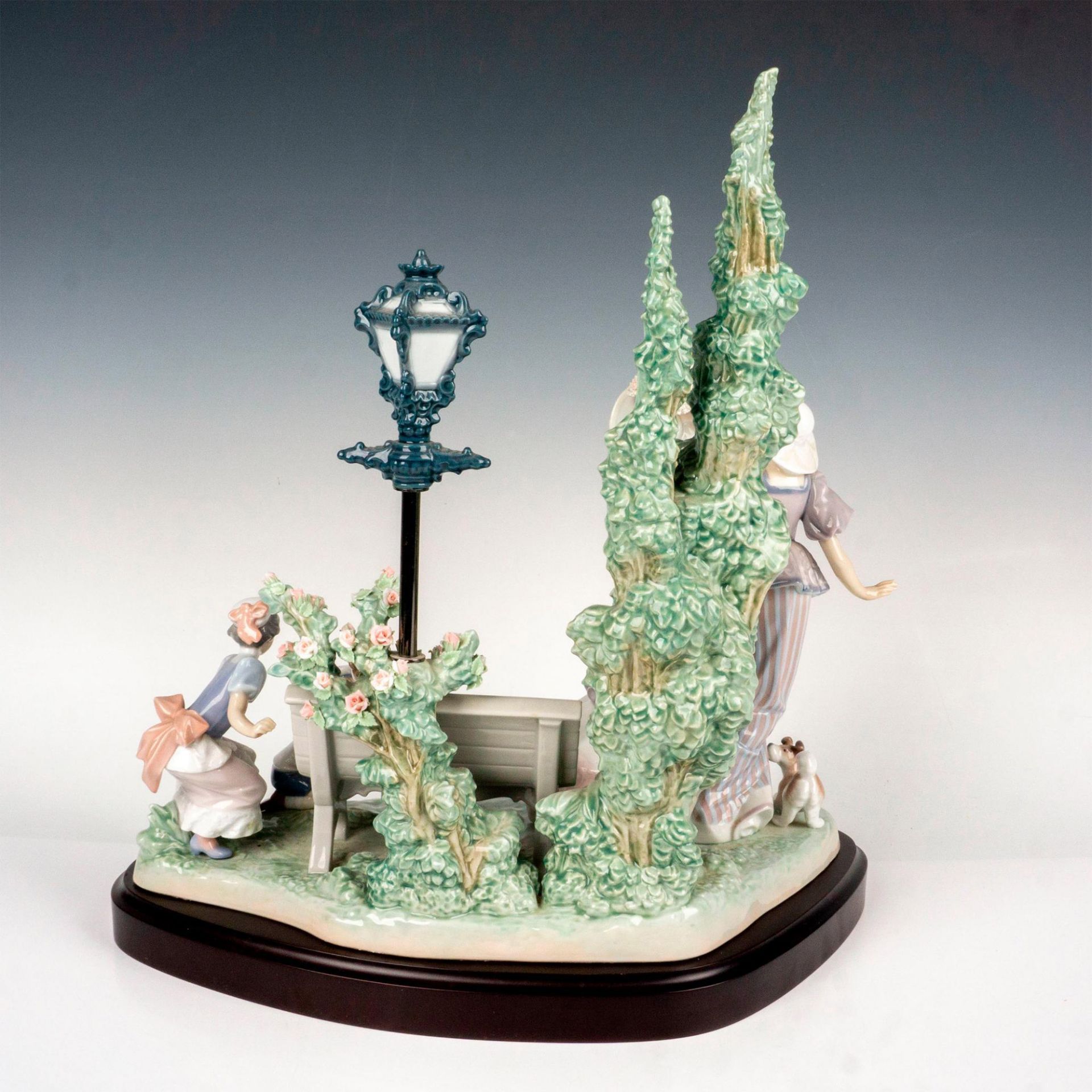 A Stroll in the Park 1001519, Signed - Lladro Figurine + Base - Image 2 of 3