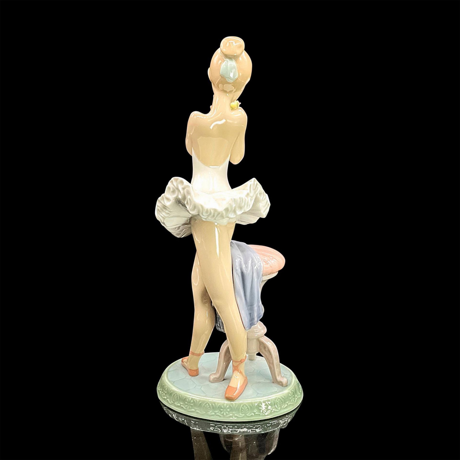 Perfect Performance 1007641 - Lladro Porcelain Figurine - Image 2 of 3