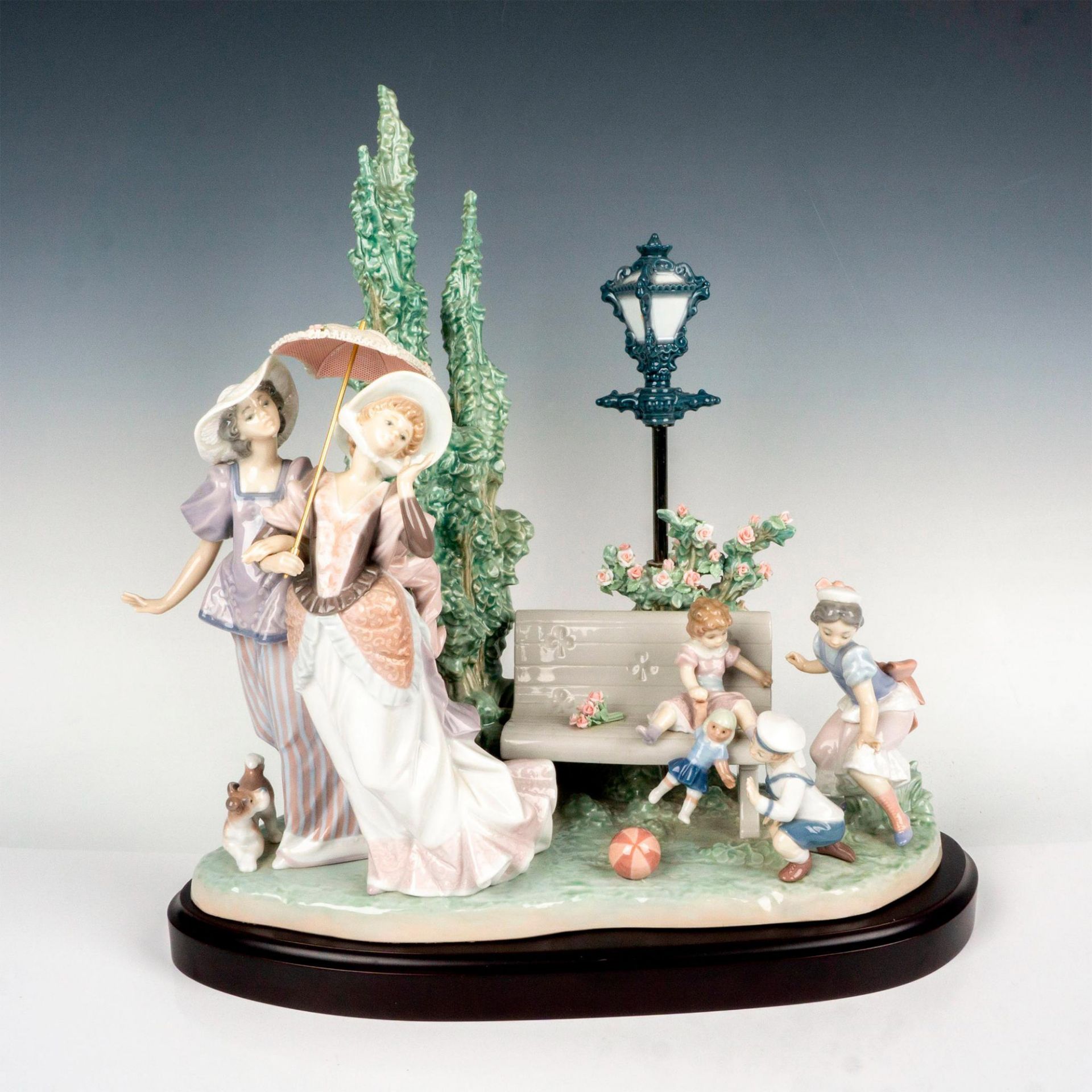 A Stroll in the Park 1001519, Signed - Lladro Figurine + Base