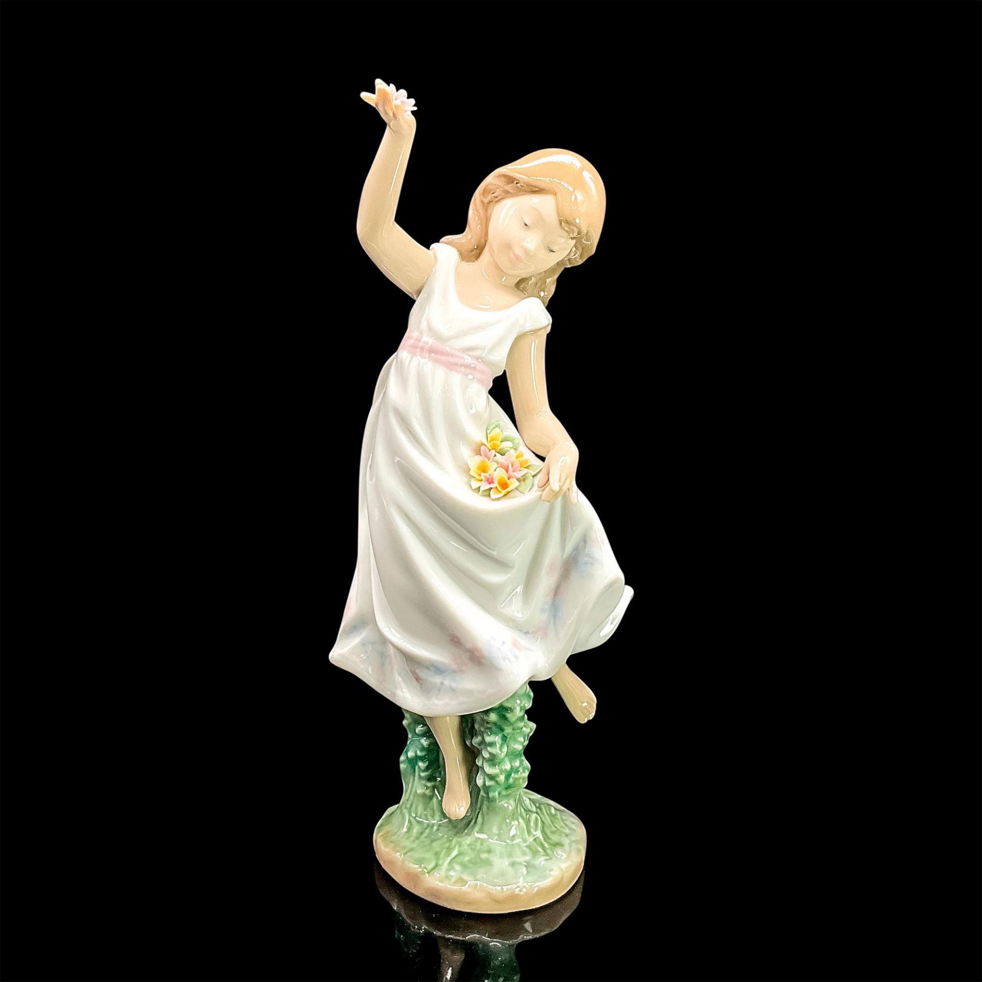 Garden Dance 1006580 - Lladro Porcelain Figurine