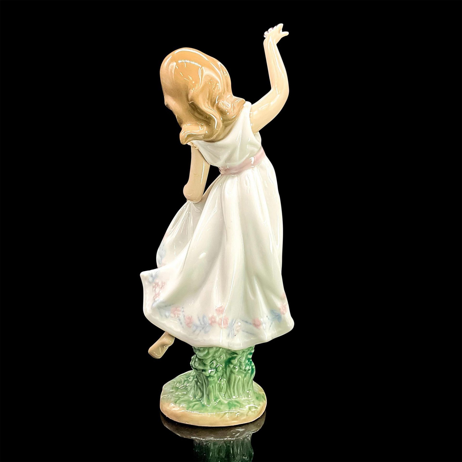 Garden Dance 1006580 - Lladro Porcelain Figurine - Image 2 of 3