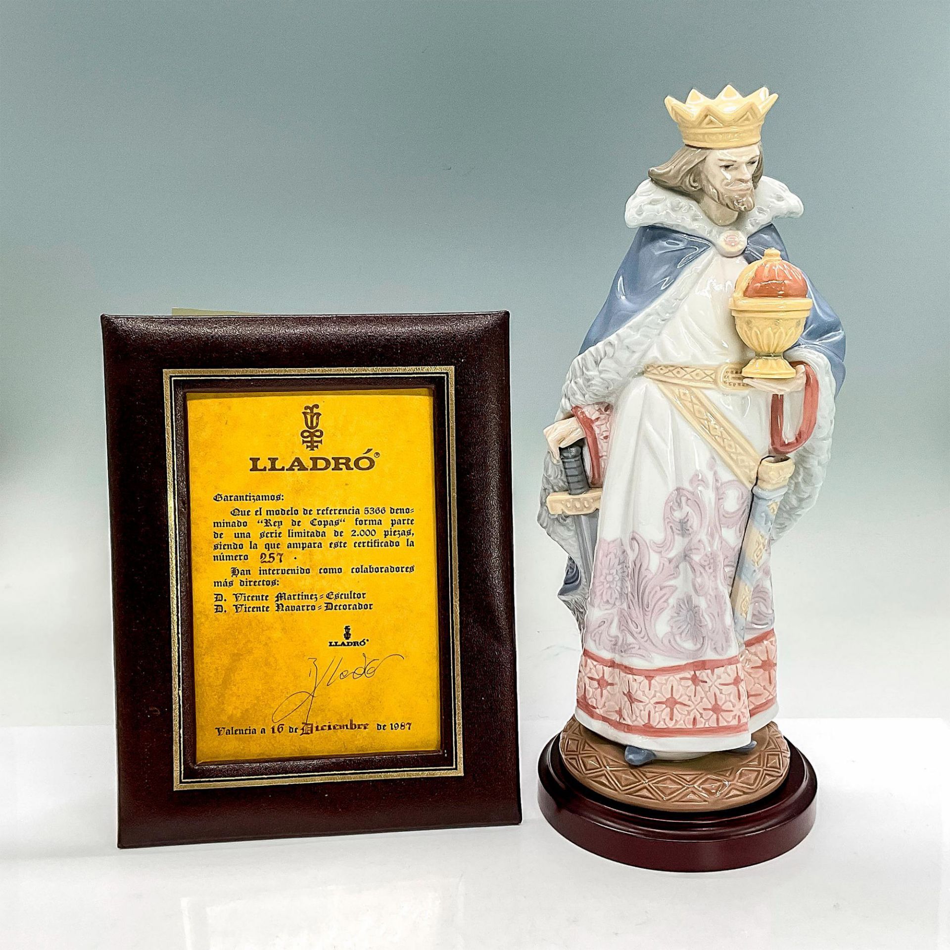 3pc Rey De Copas 1005366 Ltd. - Lladro Porcelain Figurine + Base - Image 4 of 4