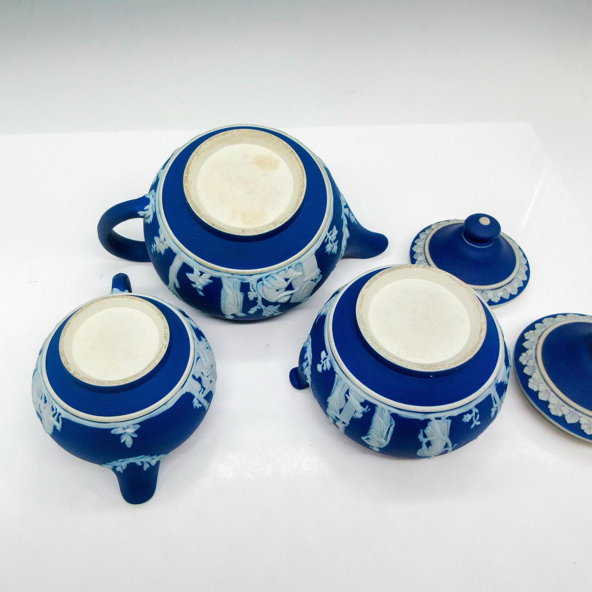 3pc Wedgwood Dark Blue Jasperware Tea Set - Bild 3 aus 3
