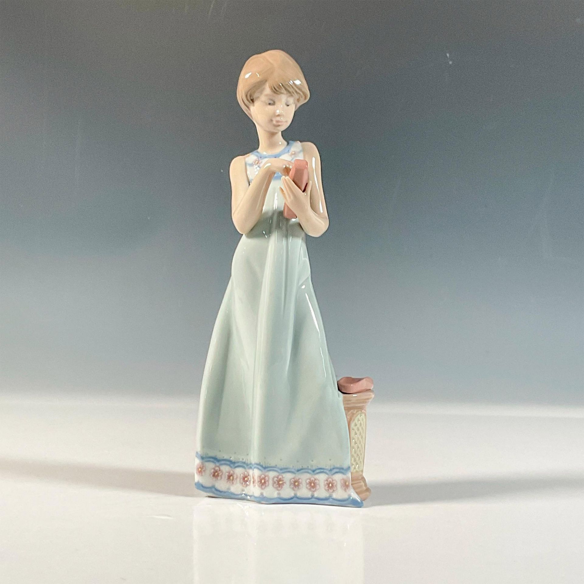 Calling A Friend 1005607 - Lladro Porcelain Figurine