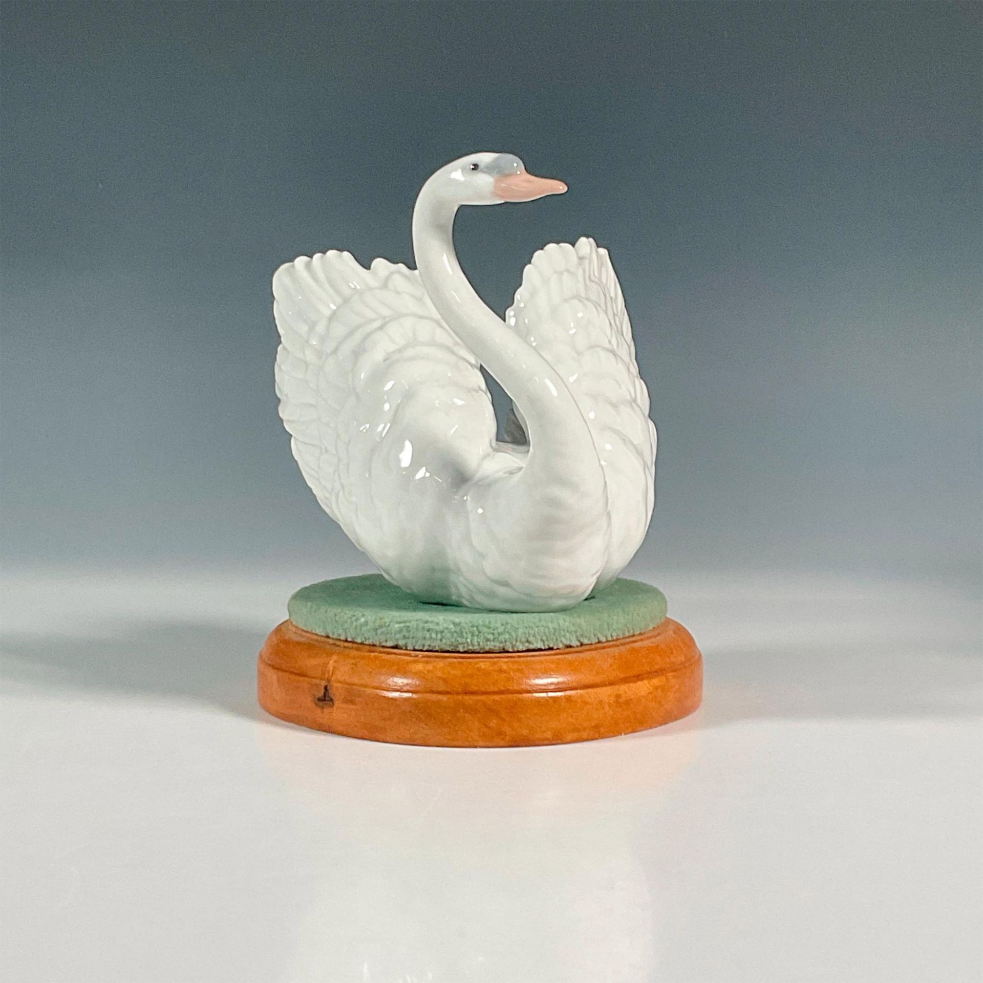 White Swan 1006175 - Lladro Porcelain Figurine