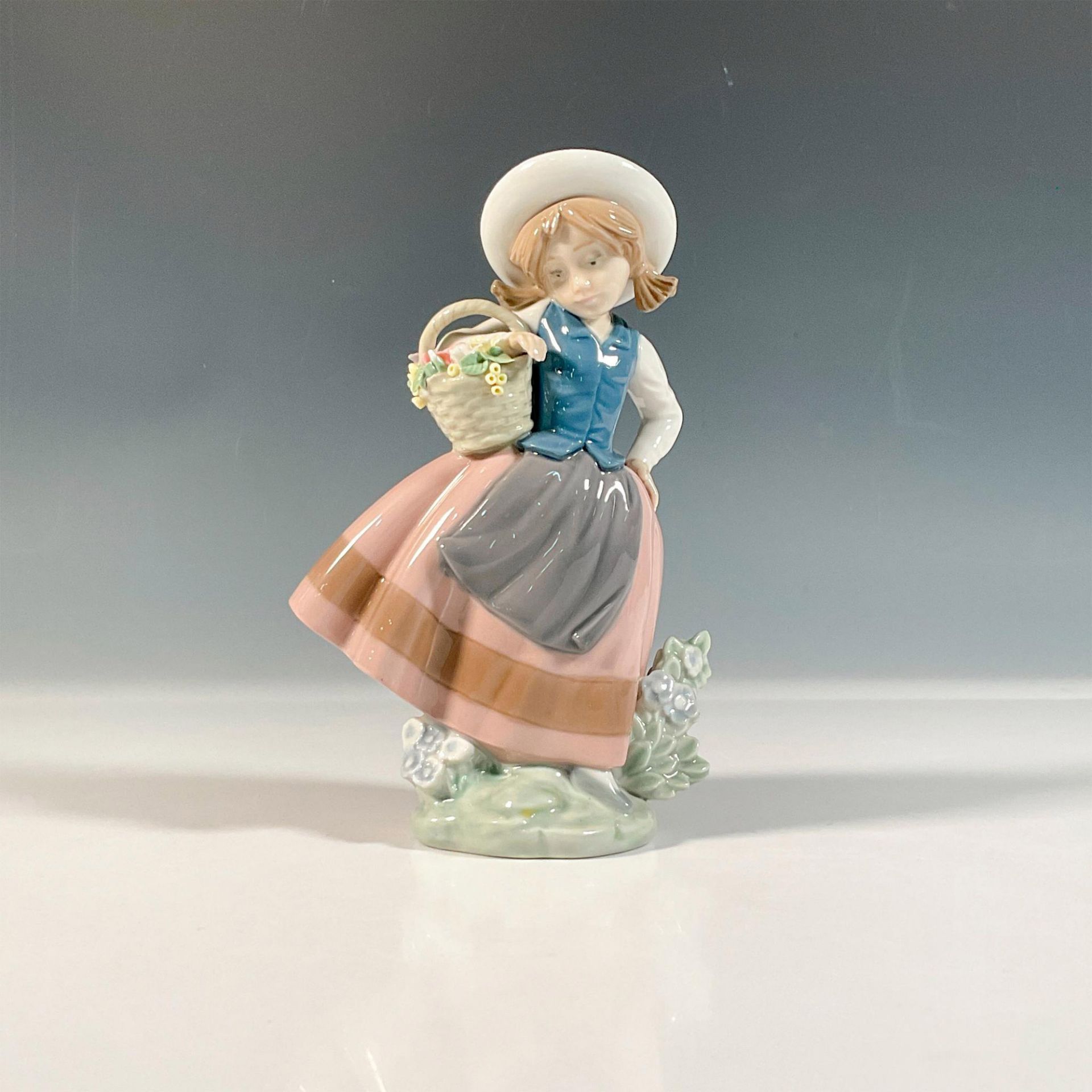 Sweet Scent 1005221 - Lladro Porcelain Figurine