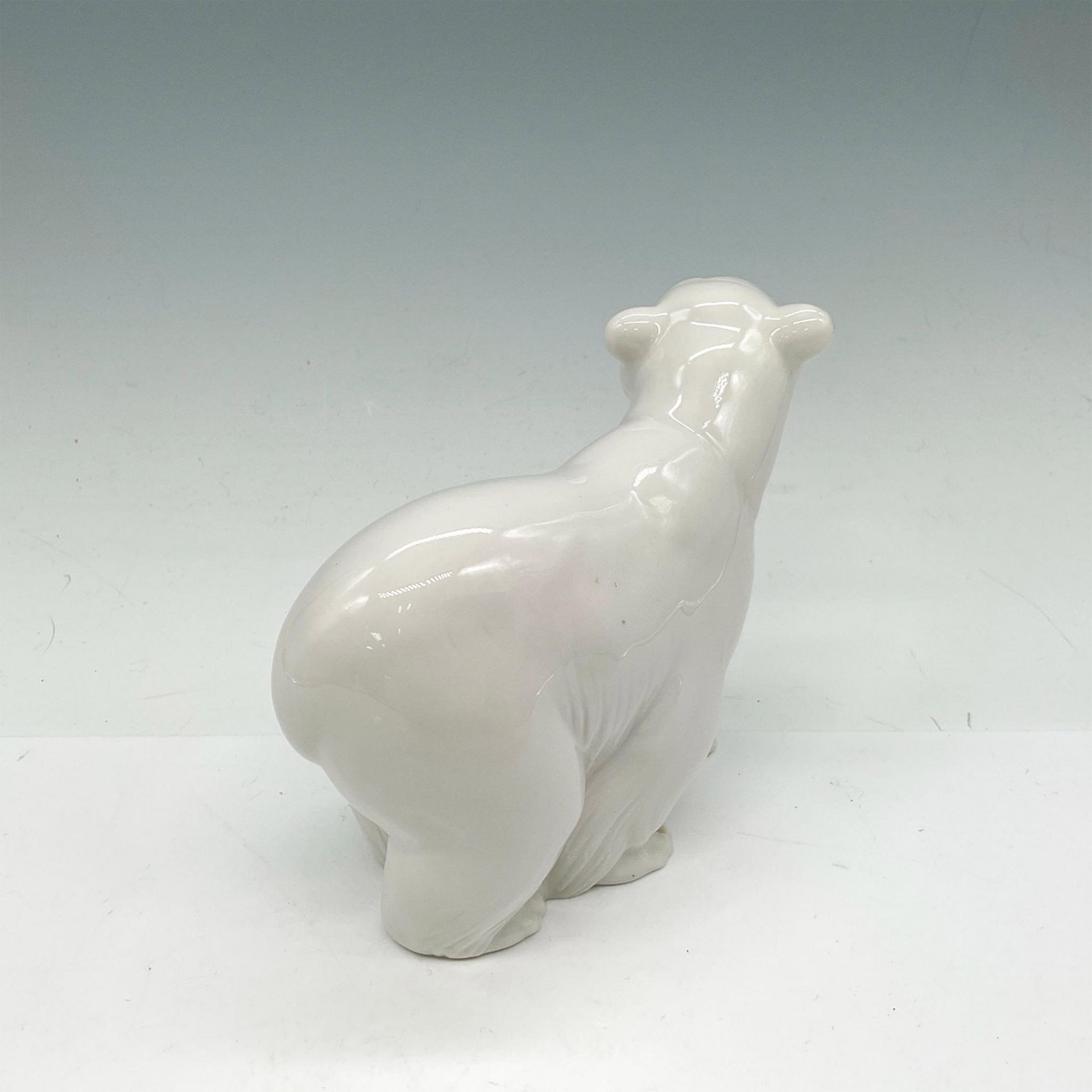 Lladro Porcelain Figurine, Attentive Polar Bear 1001207 - Image 2 of 3