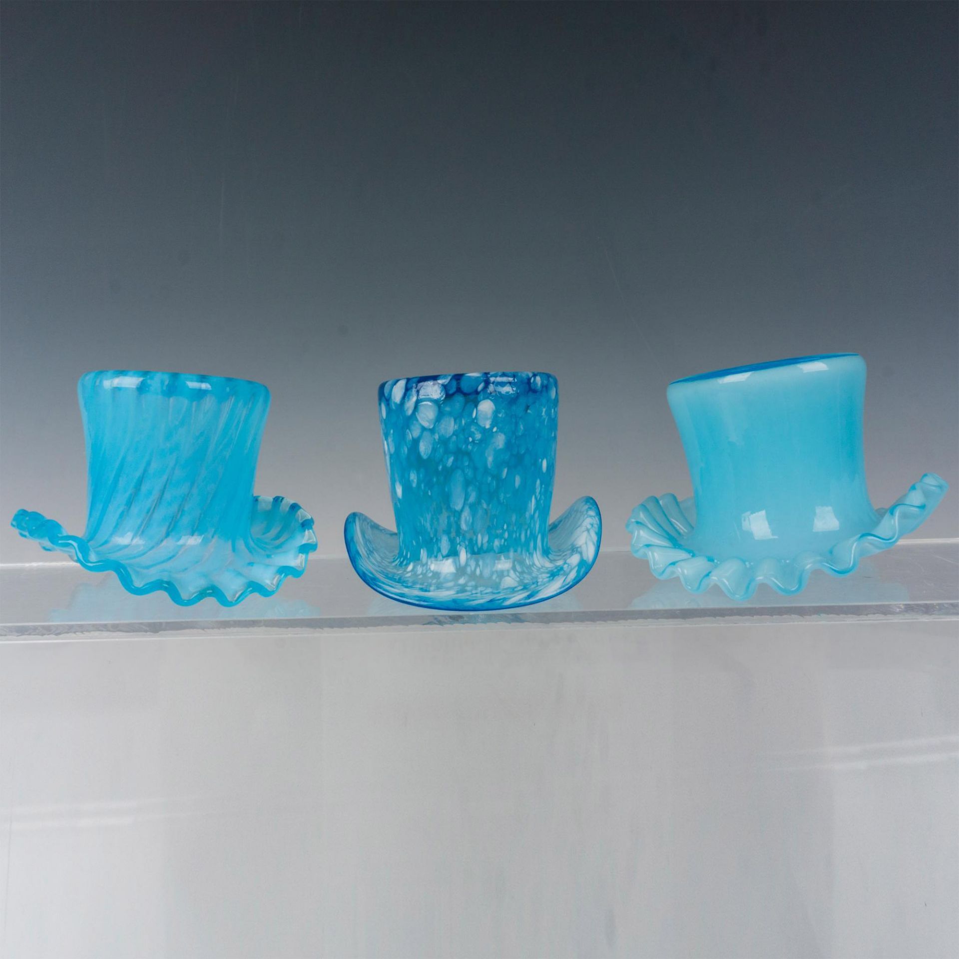 3pc Fenton Art Glass Top Hat Vases - Image 2 of 3