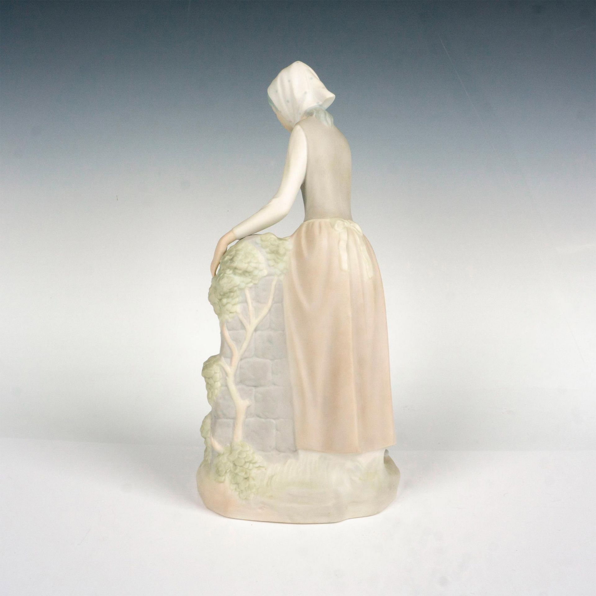 Spanish Porcelain Figurine, Girl In The Fountain - Image 2 of 3