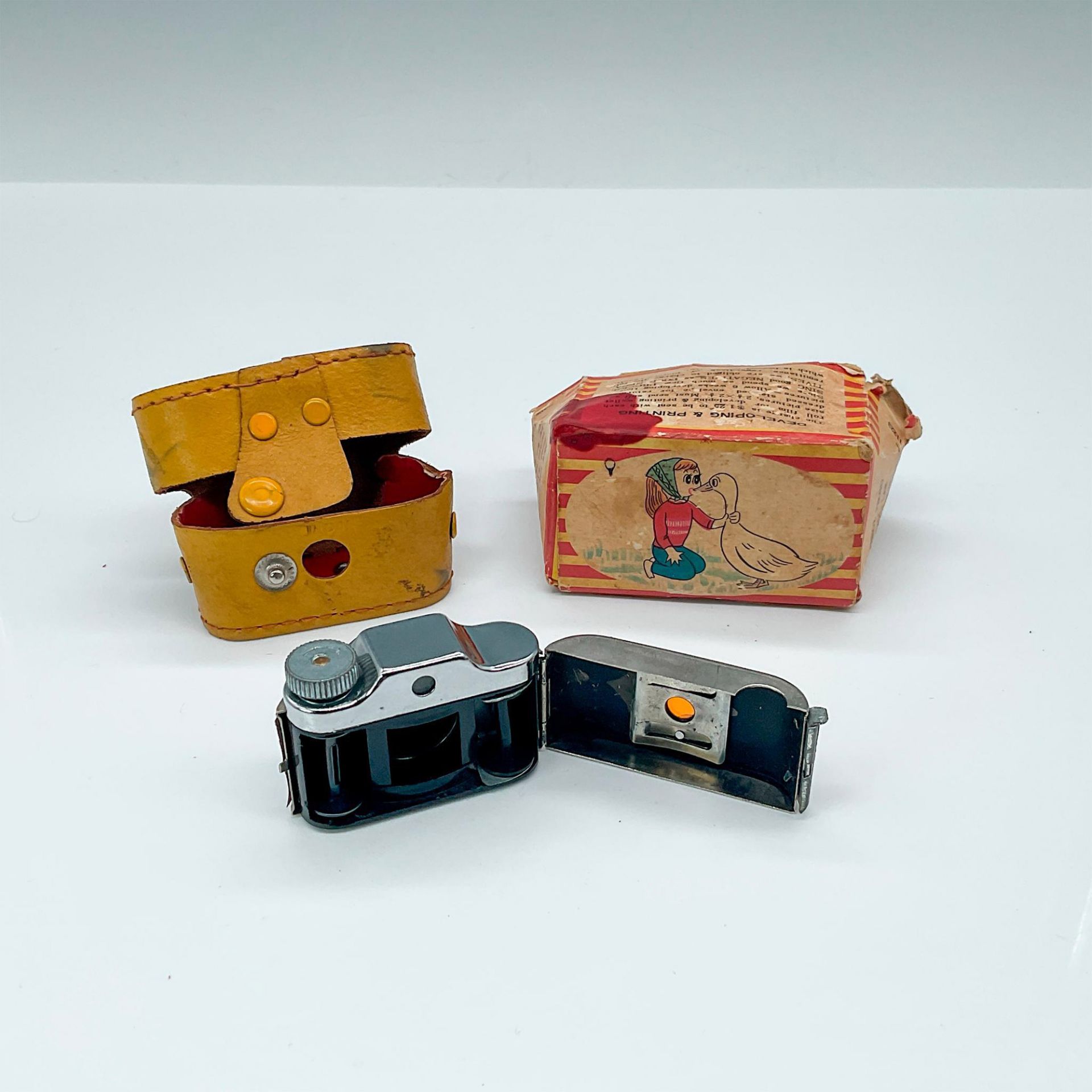 Vintage Japanese Crystar Subminiature Camera with Case - Image 3 of 3