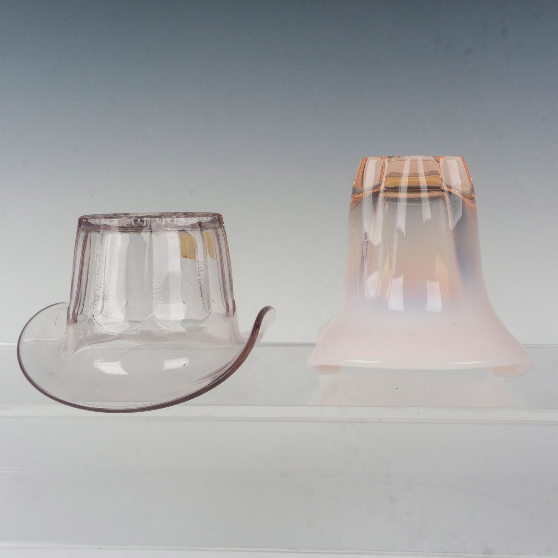 2pc Vintage Art Glass Vases - Image 2 of 3