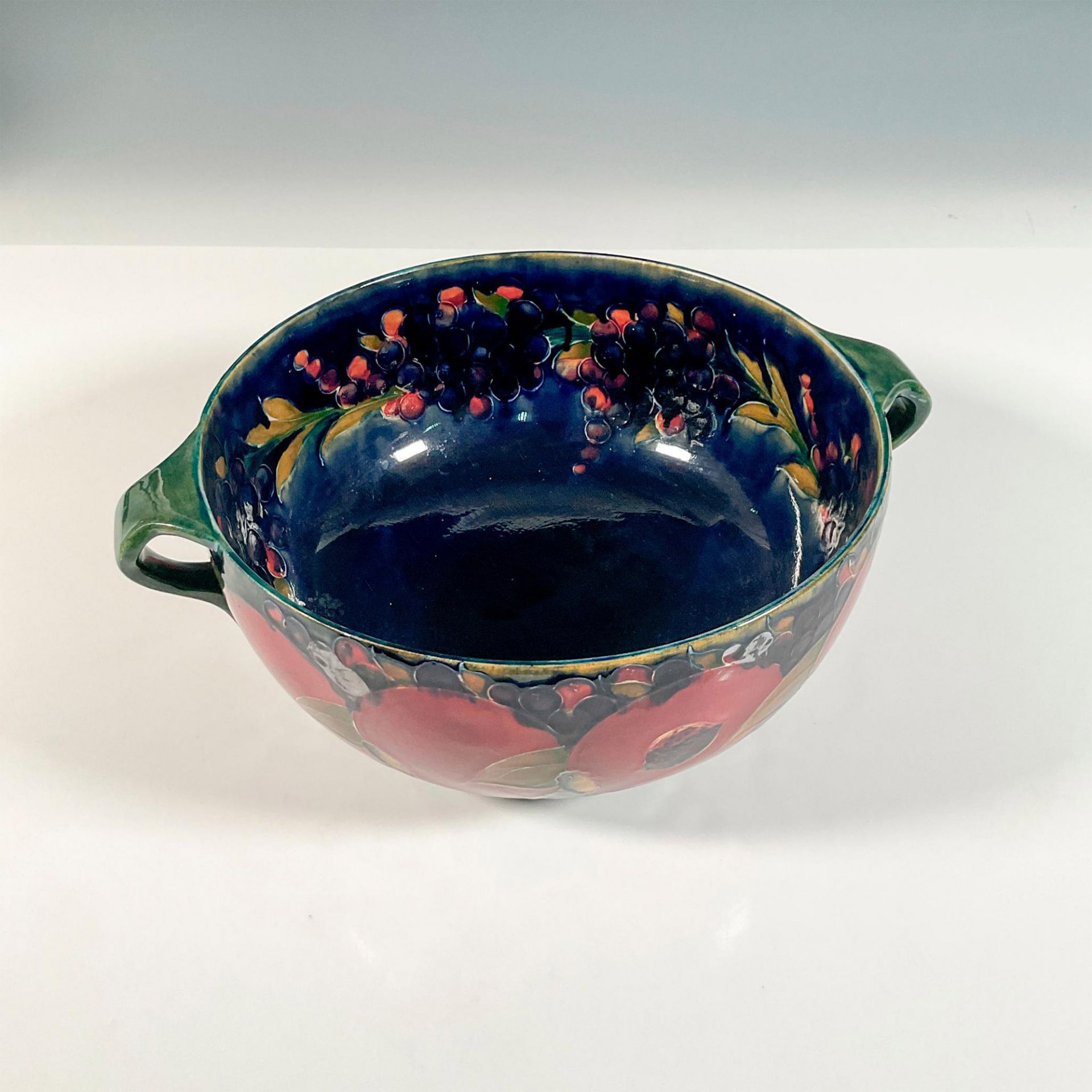 William Moorcroft Pottery Large Twin Handled Bowl, Pomegranate - Bild 2 aus 3