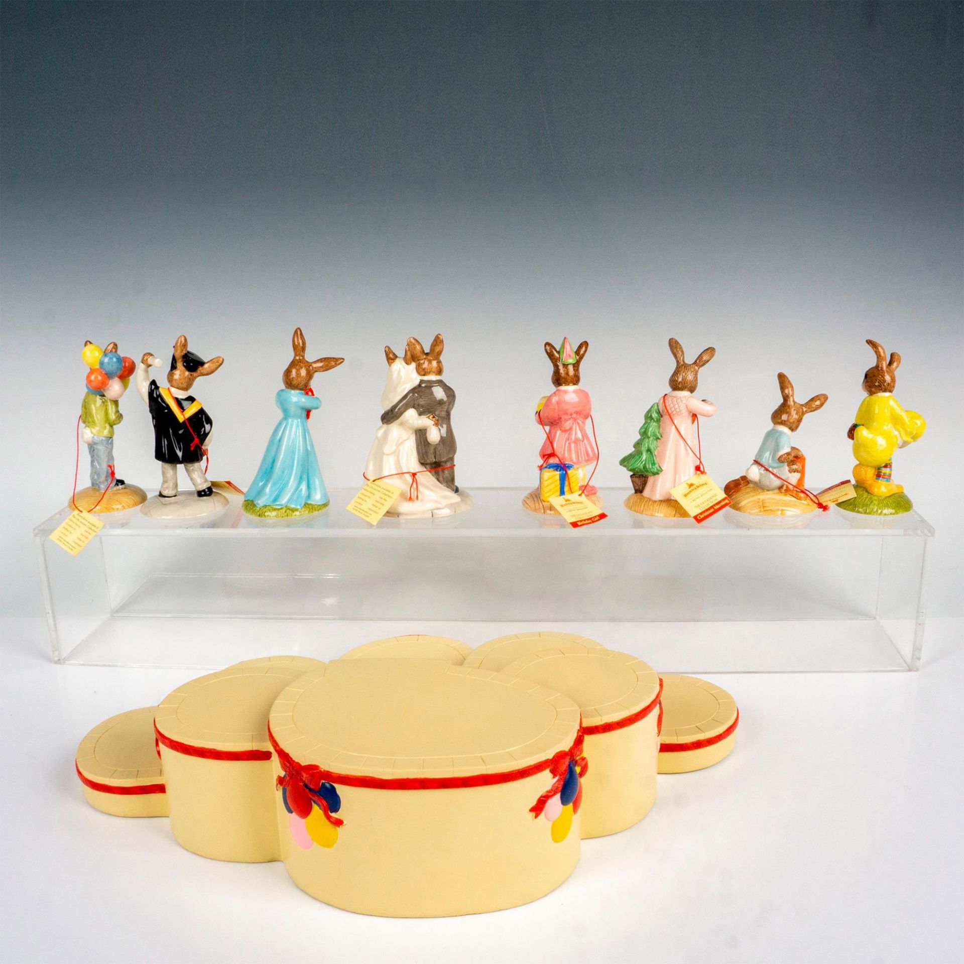 9pc Royal Doulton Bunnykins Occasions Figurines & Base - Bild 2 aus 4