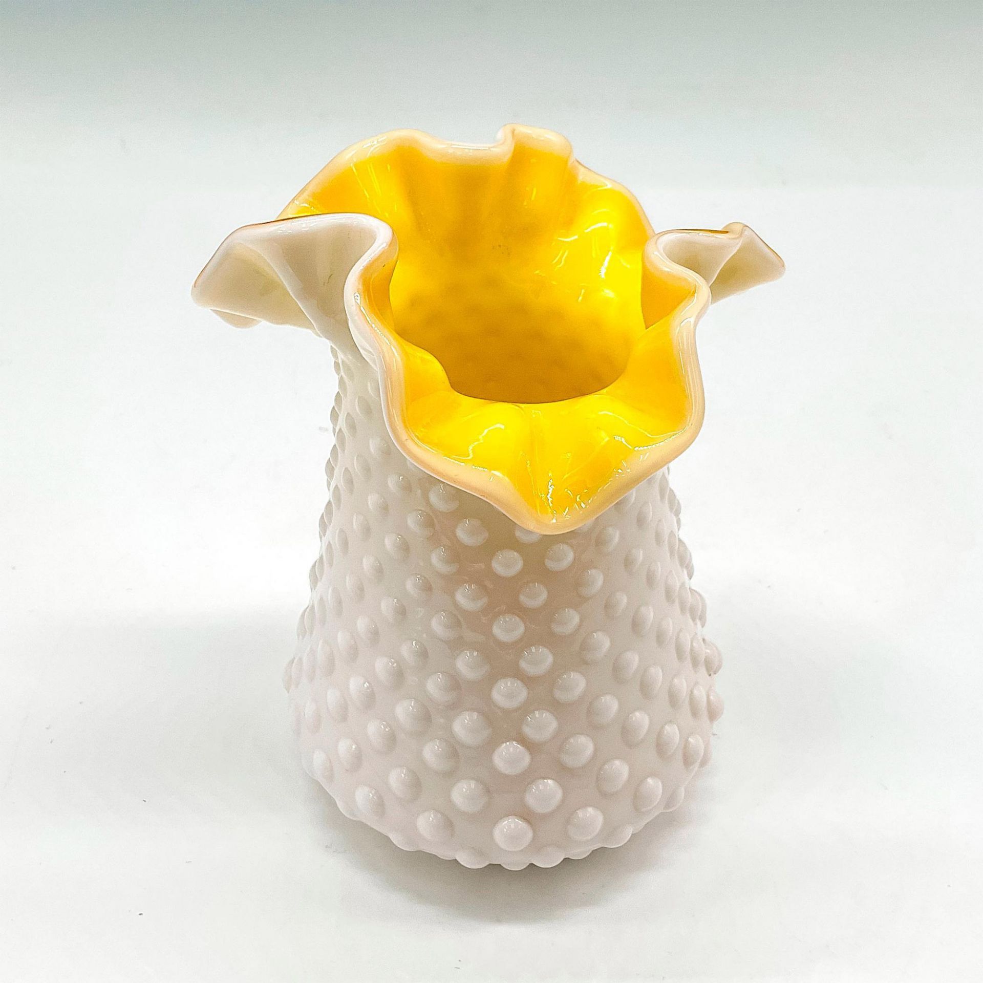 Kanawha Yellow Satin & Milk Glass Vase - Bild 2 aus 3
