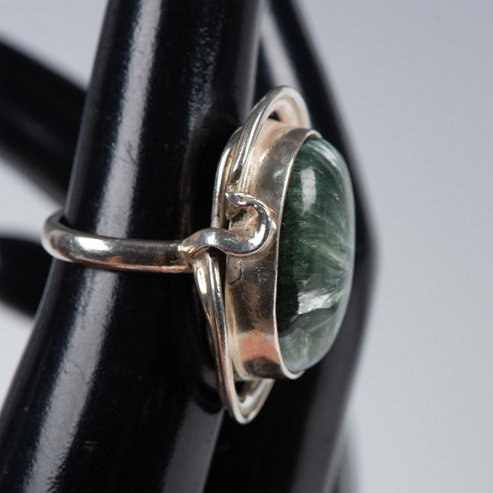 Native American Sterling Silver & Green Seraphinite Ring - Image 5 of 5