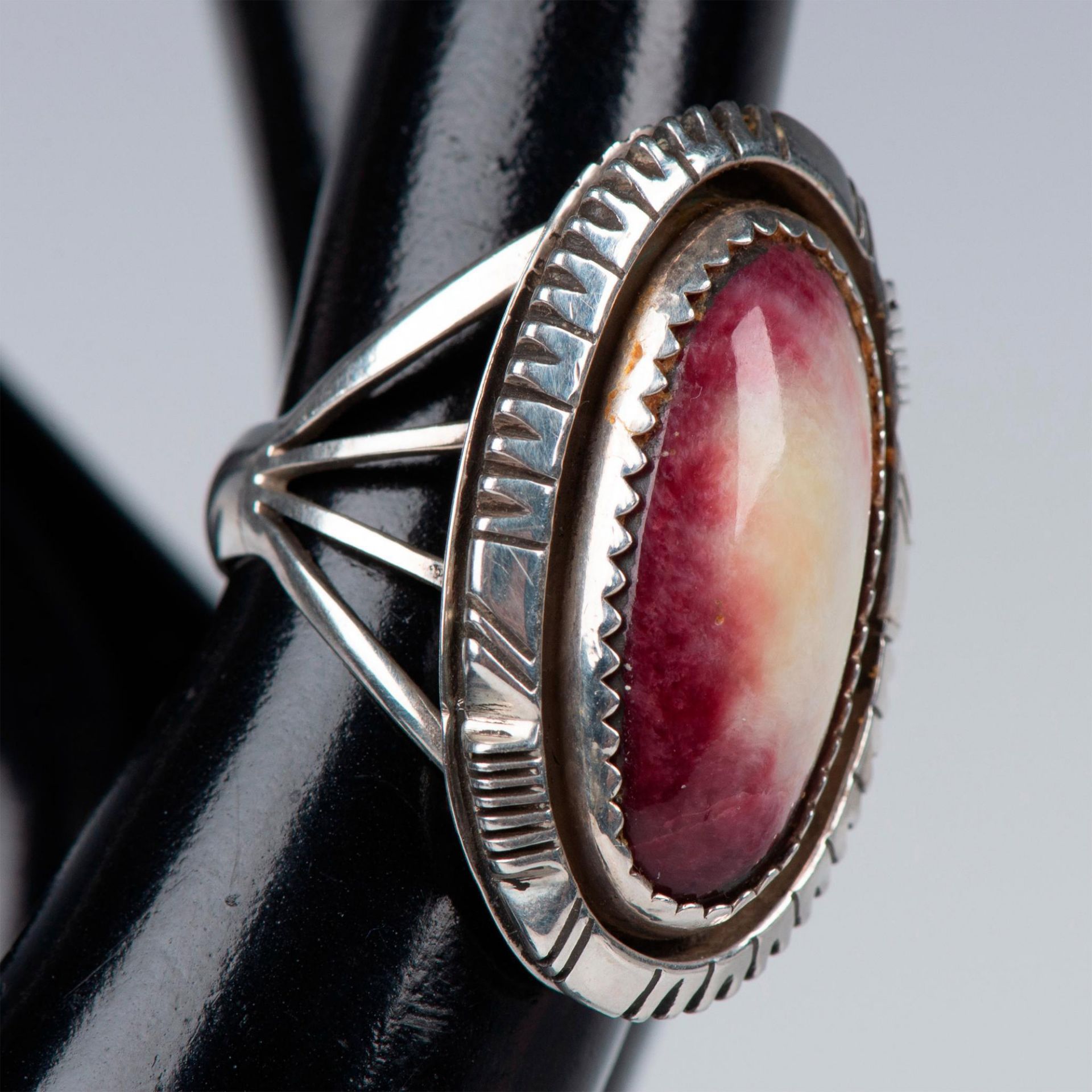 William G Johnson Navajo Sterling & Purple Spiny Oyster Ring - Image 2 of 8