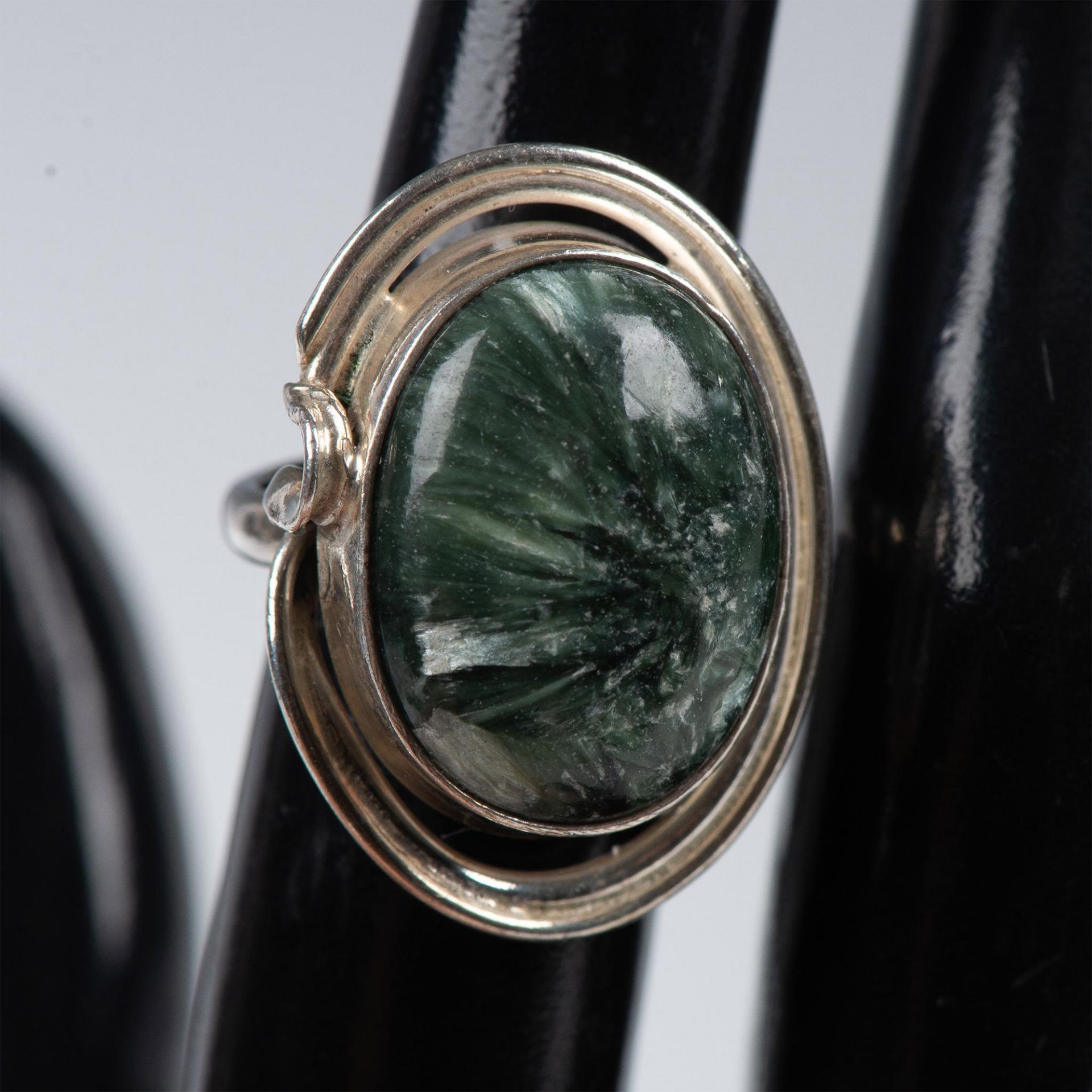 Native American Sterling Silver & Green Seraphinite Ring - Image 4 of 5