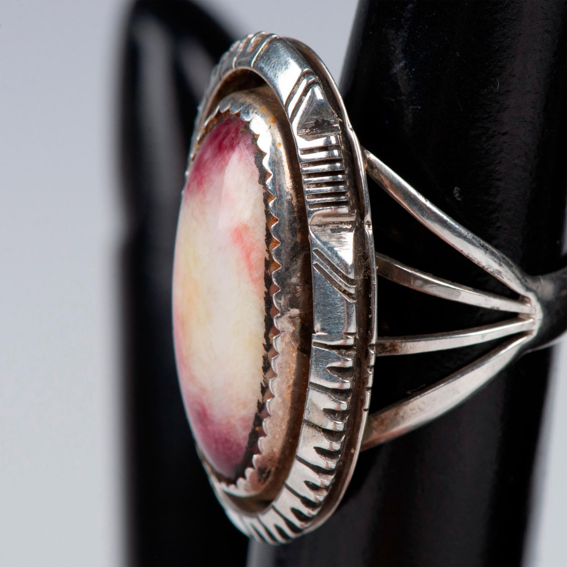 William G Johnson Navajo Sterling & Purple Spiny Oyster Ring - Image 3 of 8