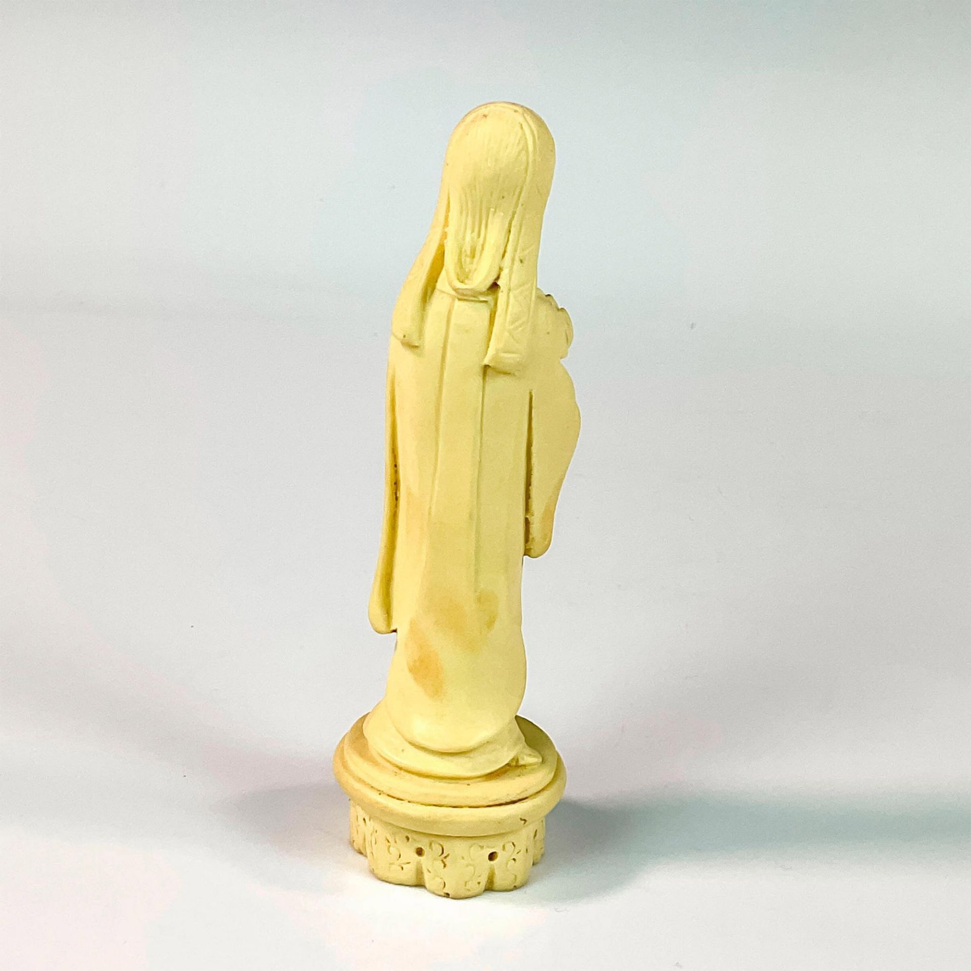 Chinese Small Resin Guanyin Figurine - Image 2 of 3