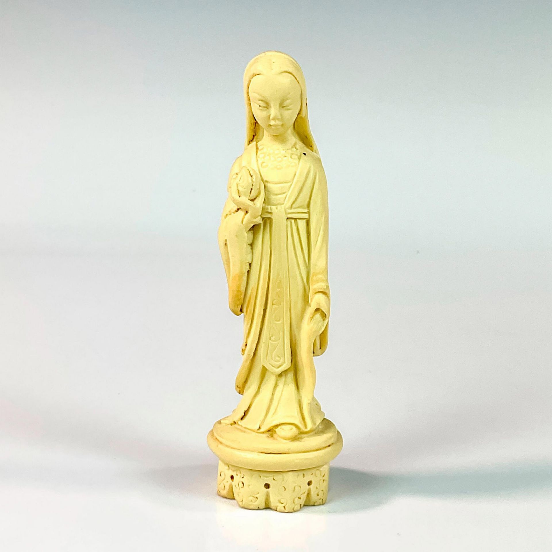 Chinese Small Resin Guanyin Figurine